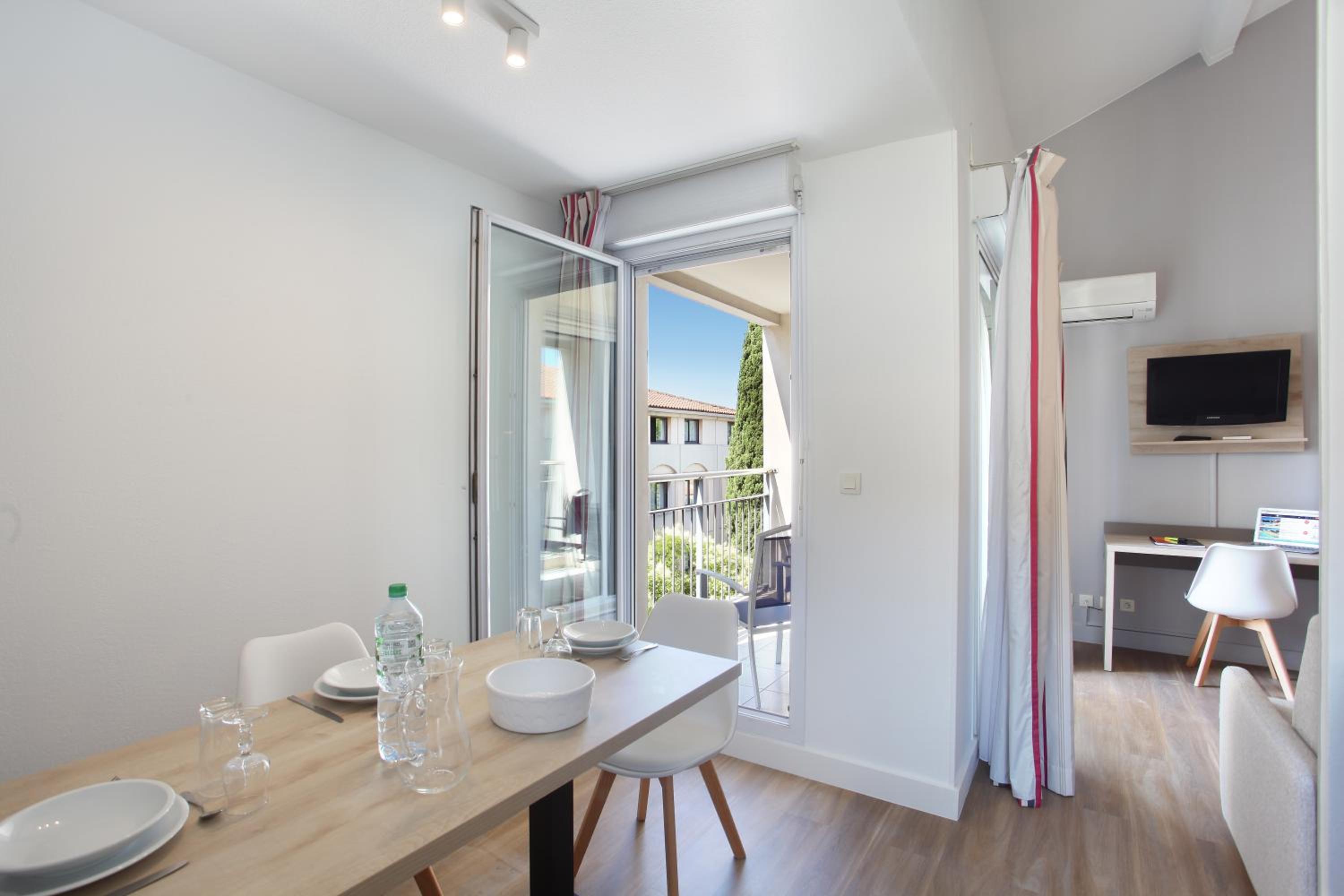 Two-Bedroom Apartment (6 Adults) - Photo 3