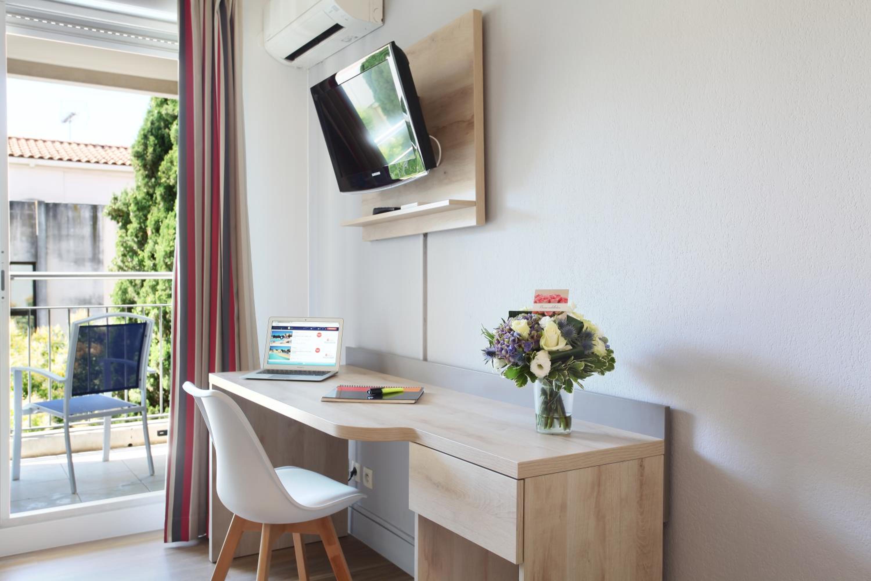 Two-Bedroom Apartment (6 Adults) - Photo 5