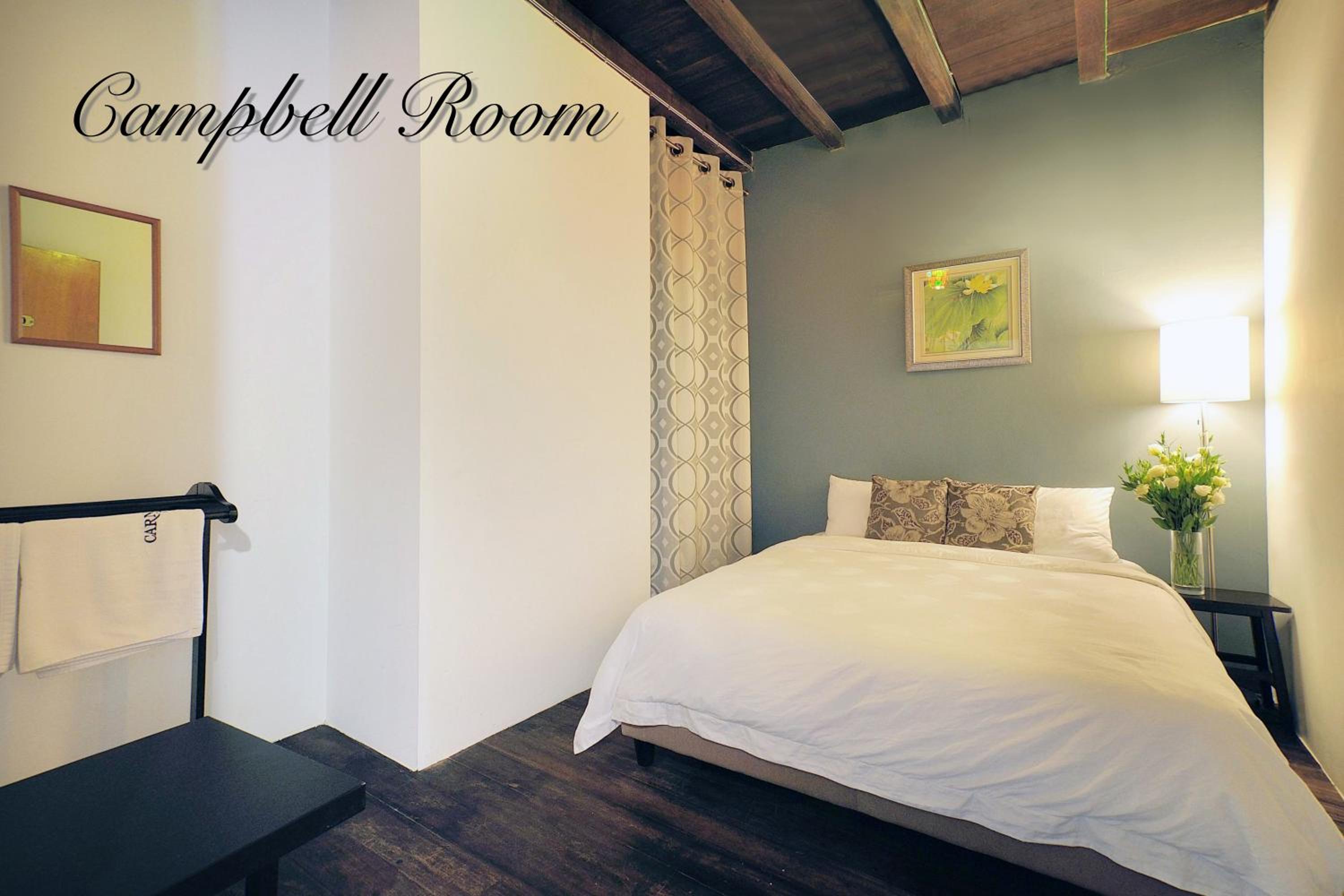 Eight-Bedroom House photo 1