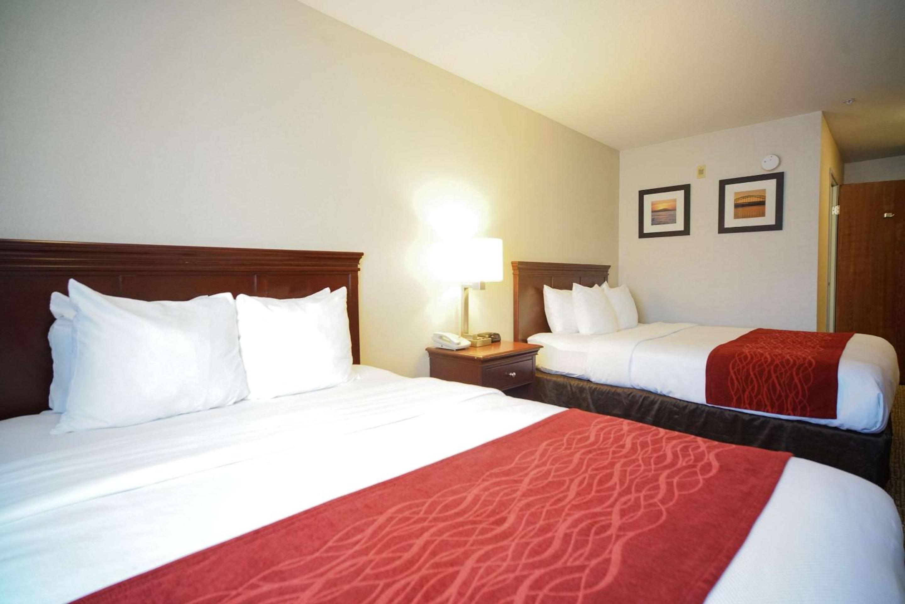 Queen Room with Two Queen Beds - Non-Smoking - Photo 2