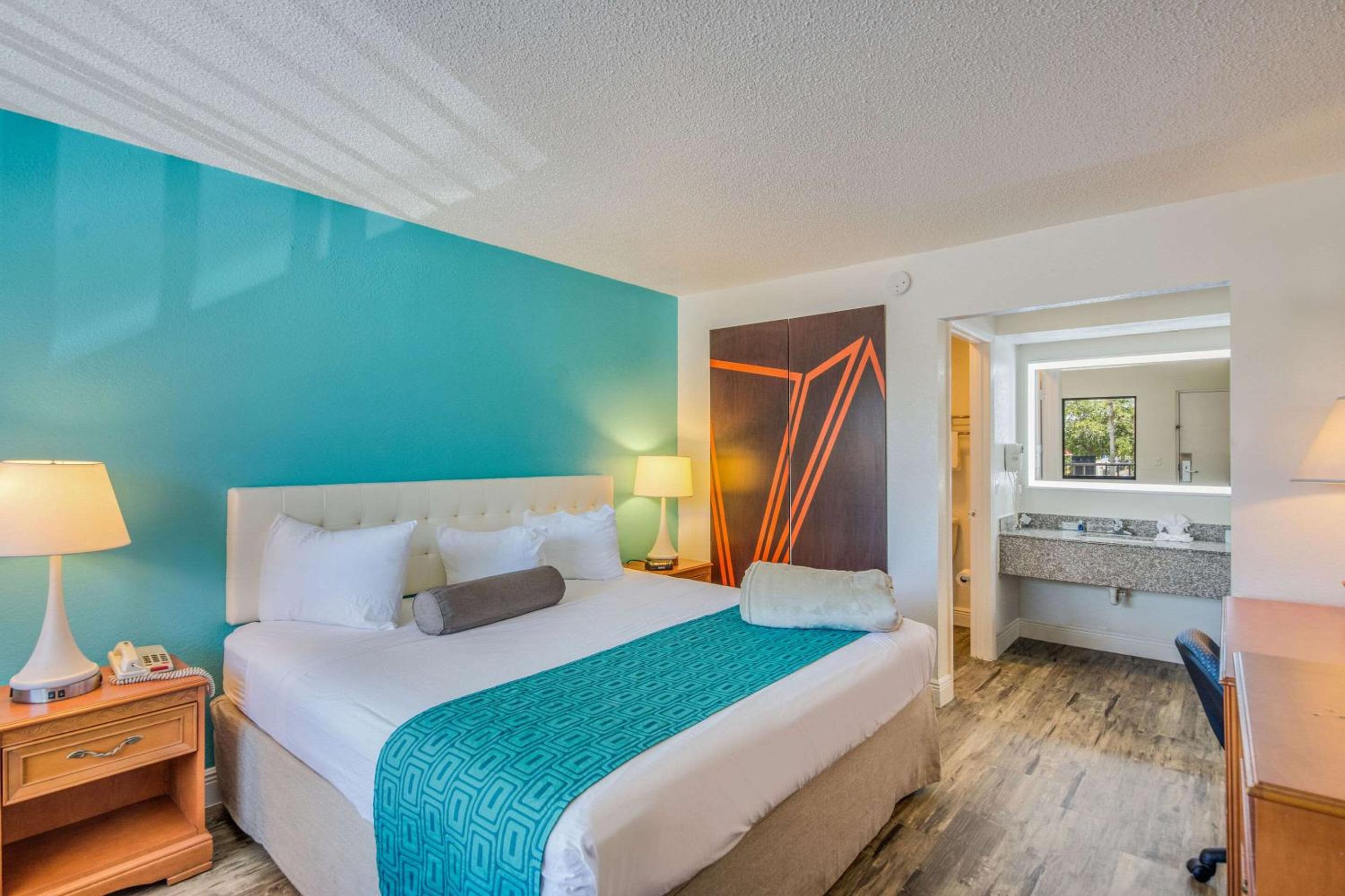 Standard King Room - Non-Smoking  - Photo 6