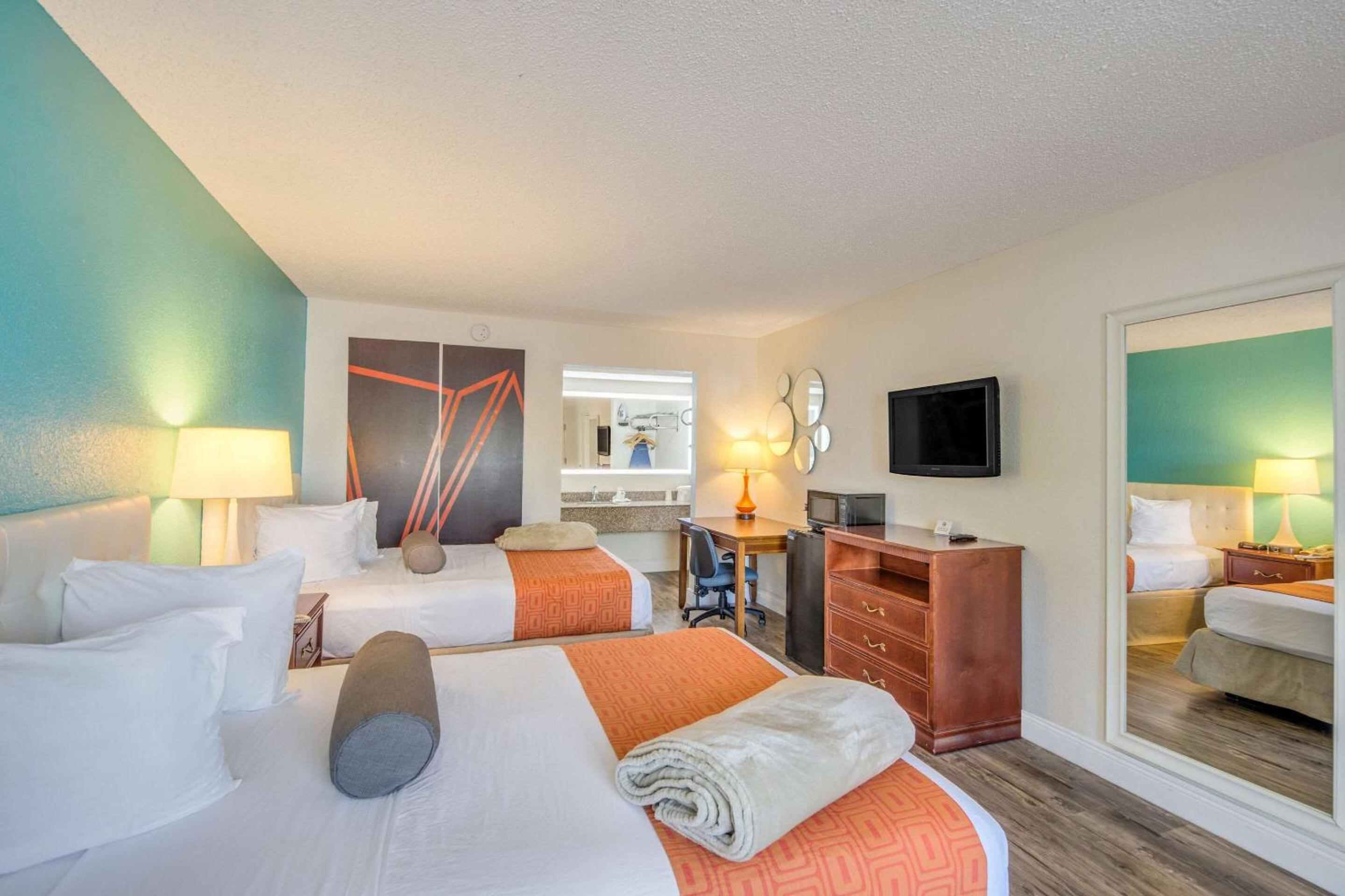 Standard Queen Room with Two Queen Beds - Non-Smoking - Photo 1