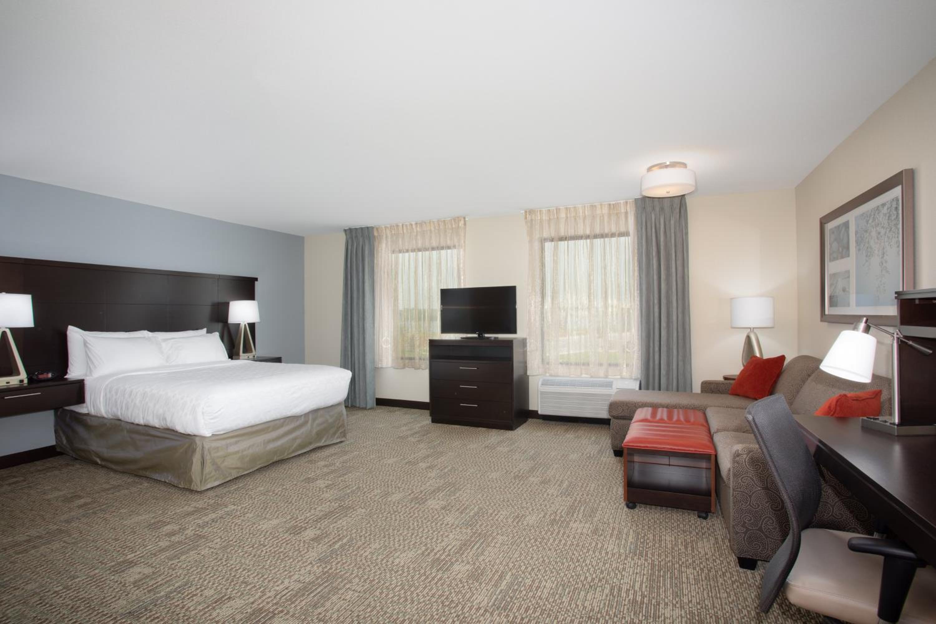 One-Bedroom Queen Suite with Tub - Mobility Accessible photo 1