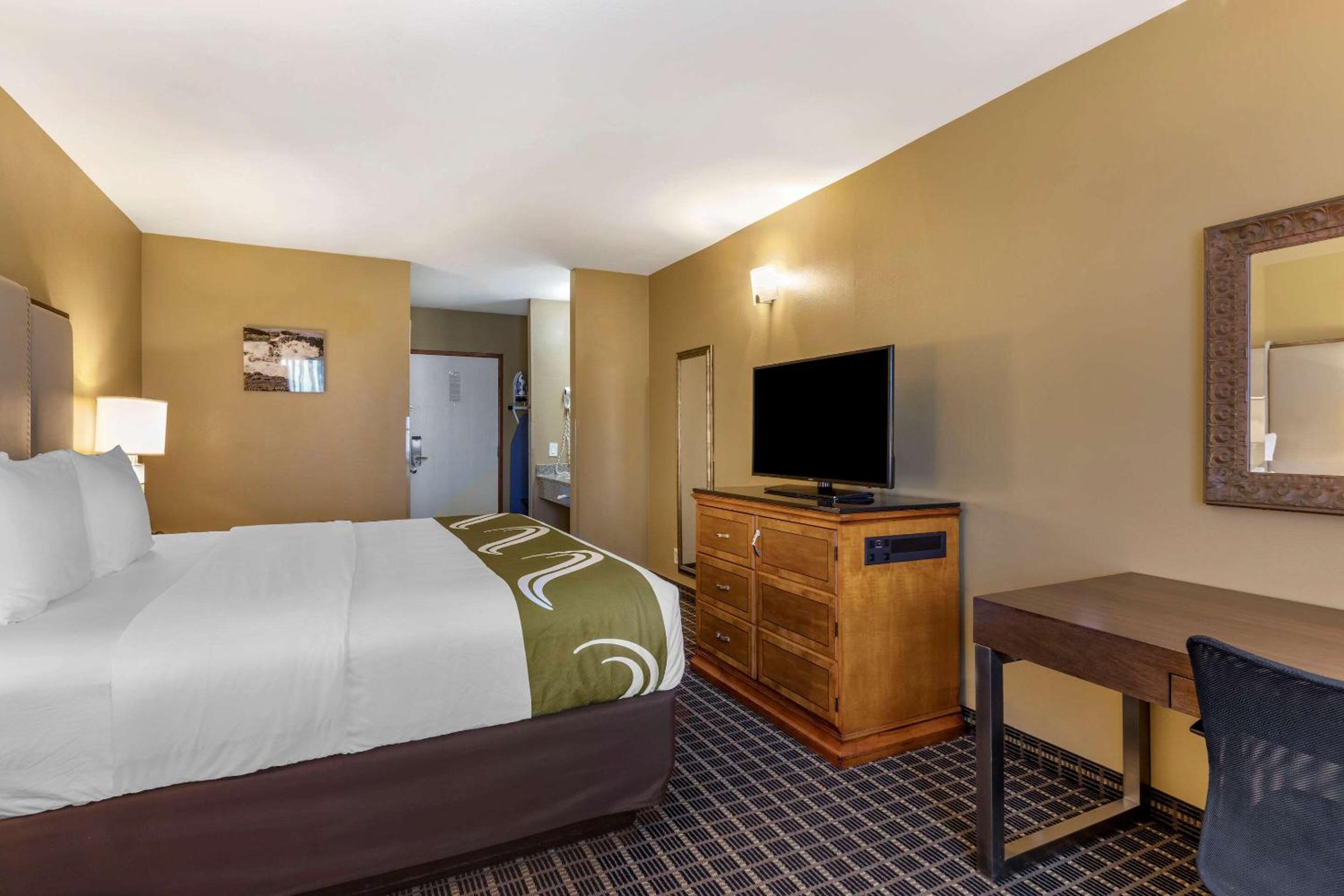 Standard King Room - Non-Smoking  - Photo 2