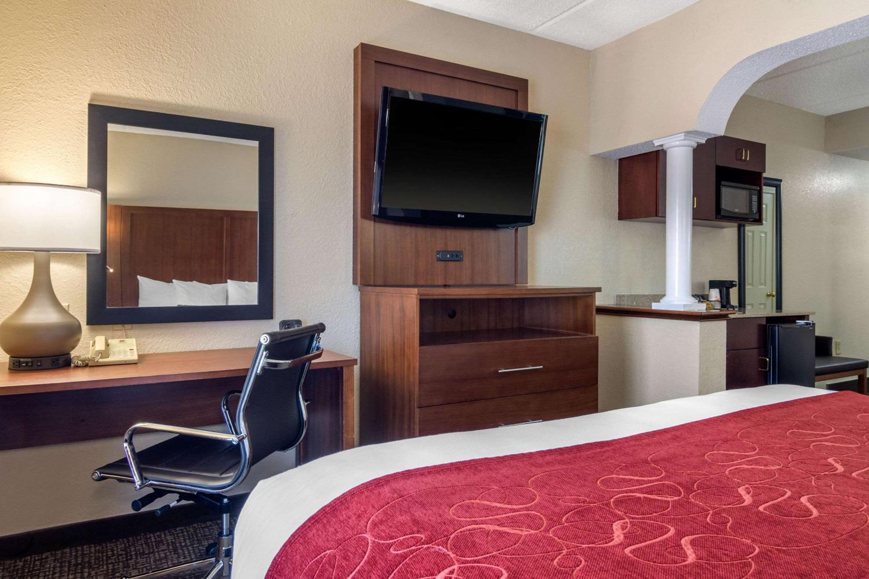 King Suite - Non-Smoking - Photo 5