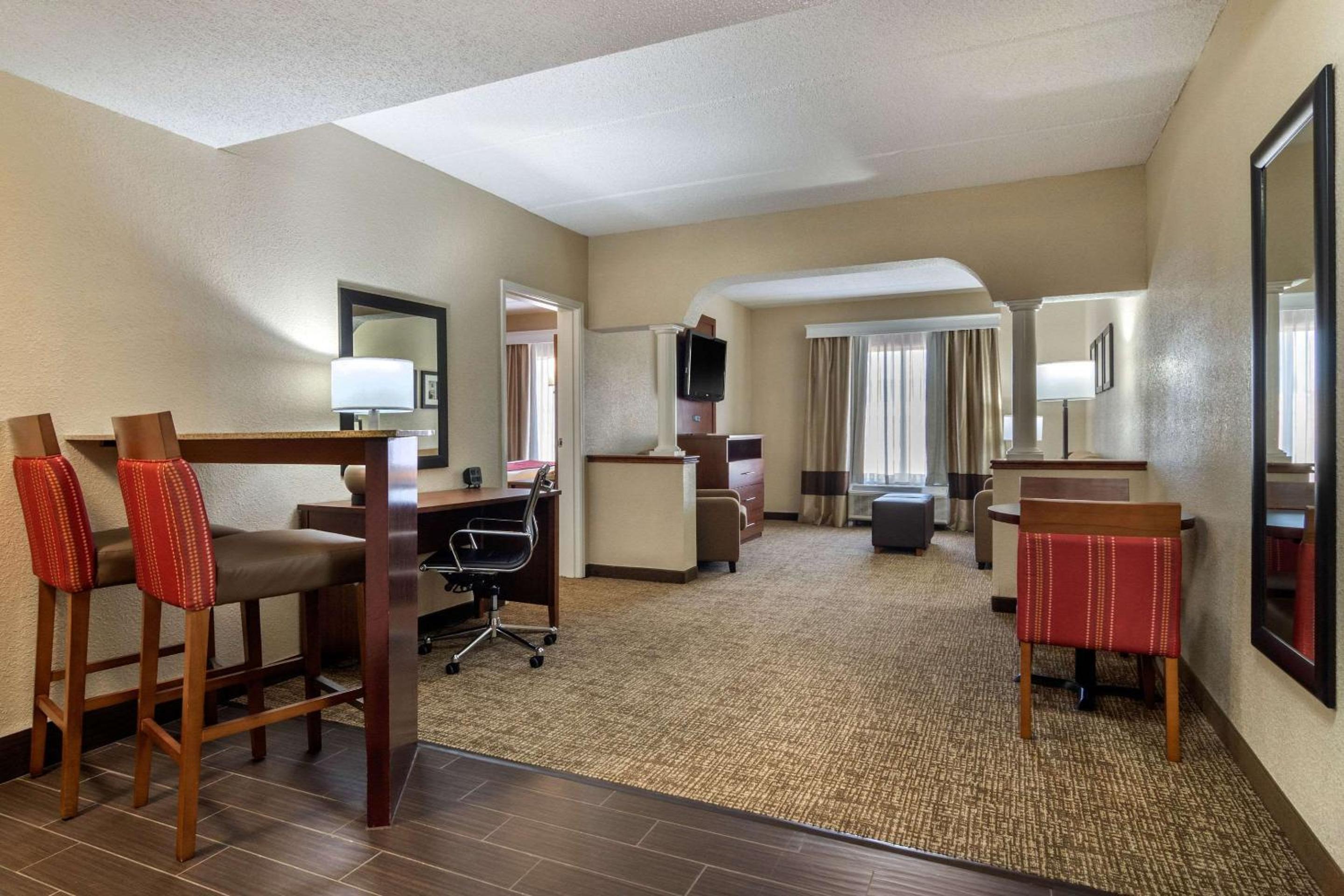 Executive King Suite - Non-Smoking - Photo 5