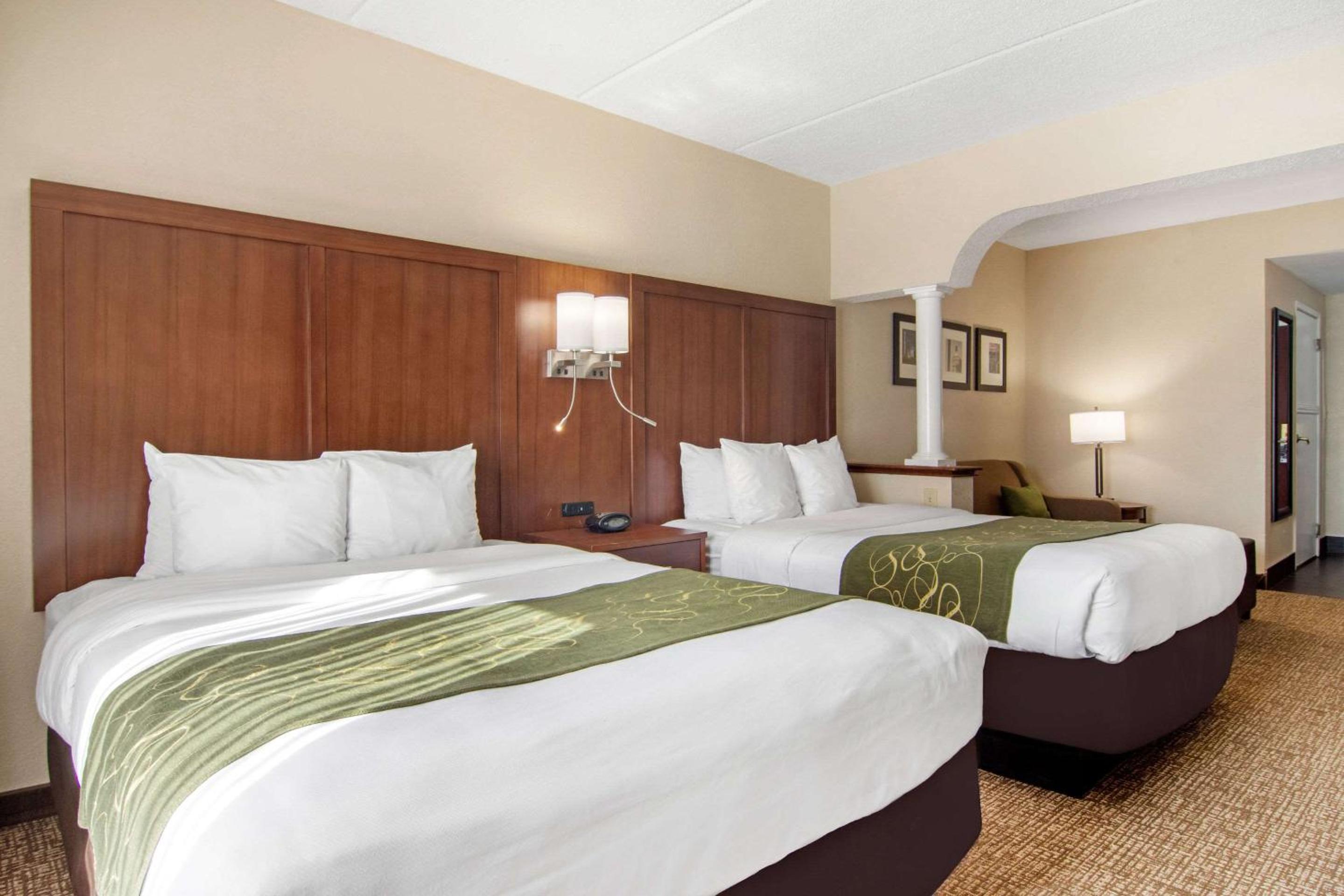 Queen Suite with Two Queen Beds - Non-Smoking - Photo 2