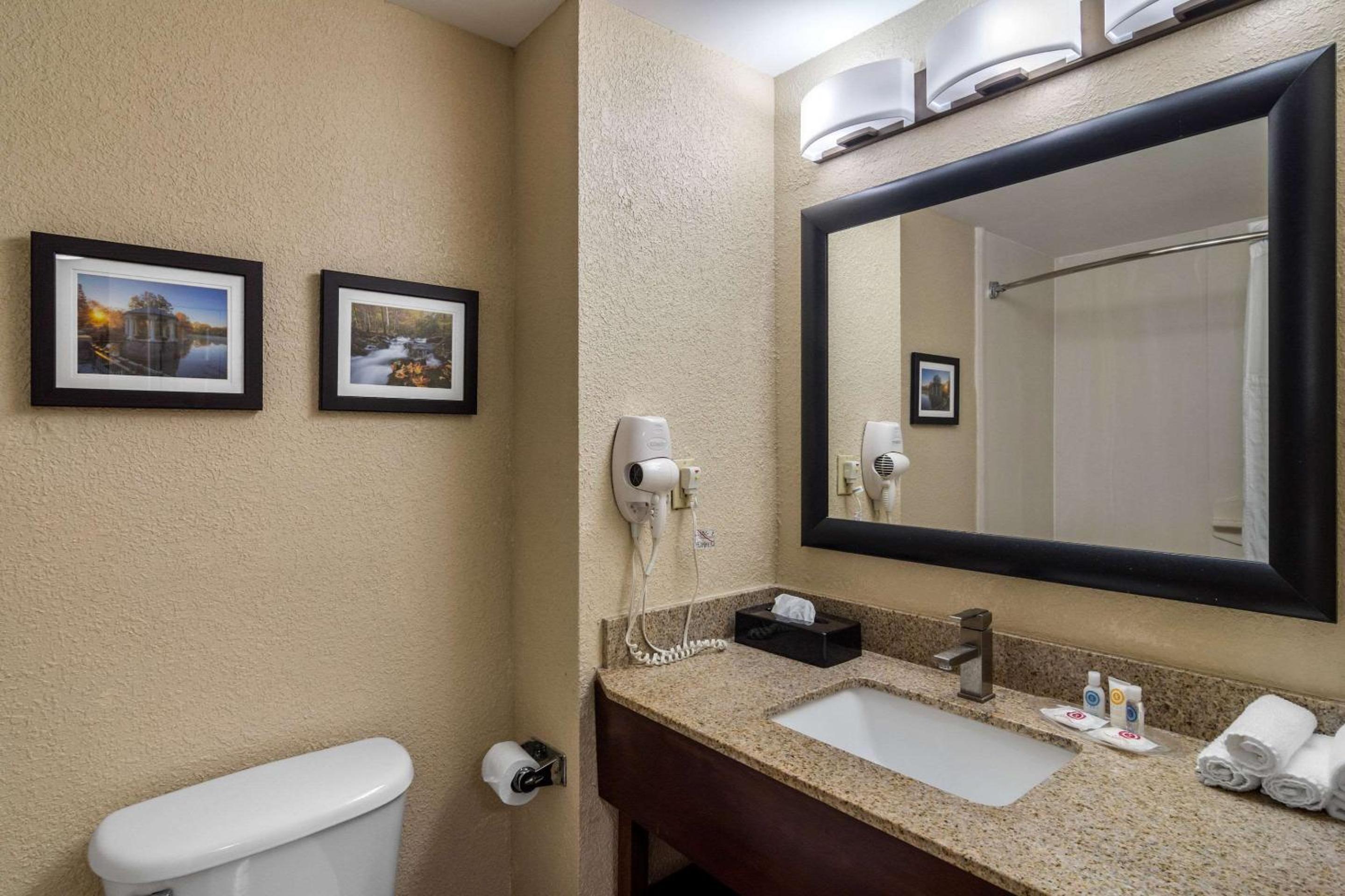 Queen Suite with Two Queen Beds - Non-Smoking - Photo 4
