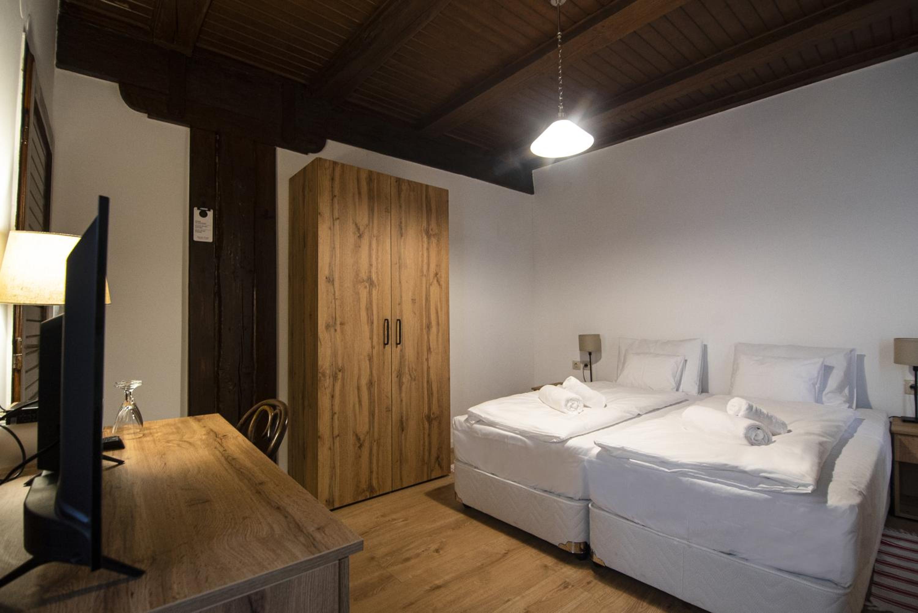 Double or Twin Room with Private Bathroom - Photo 15
