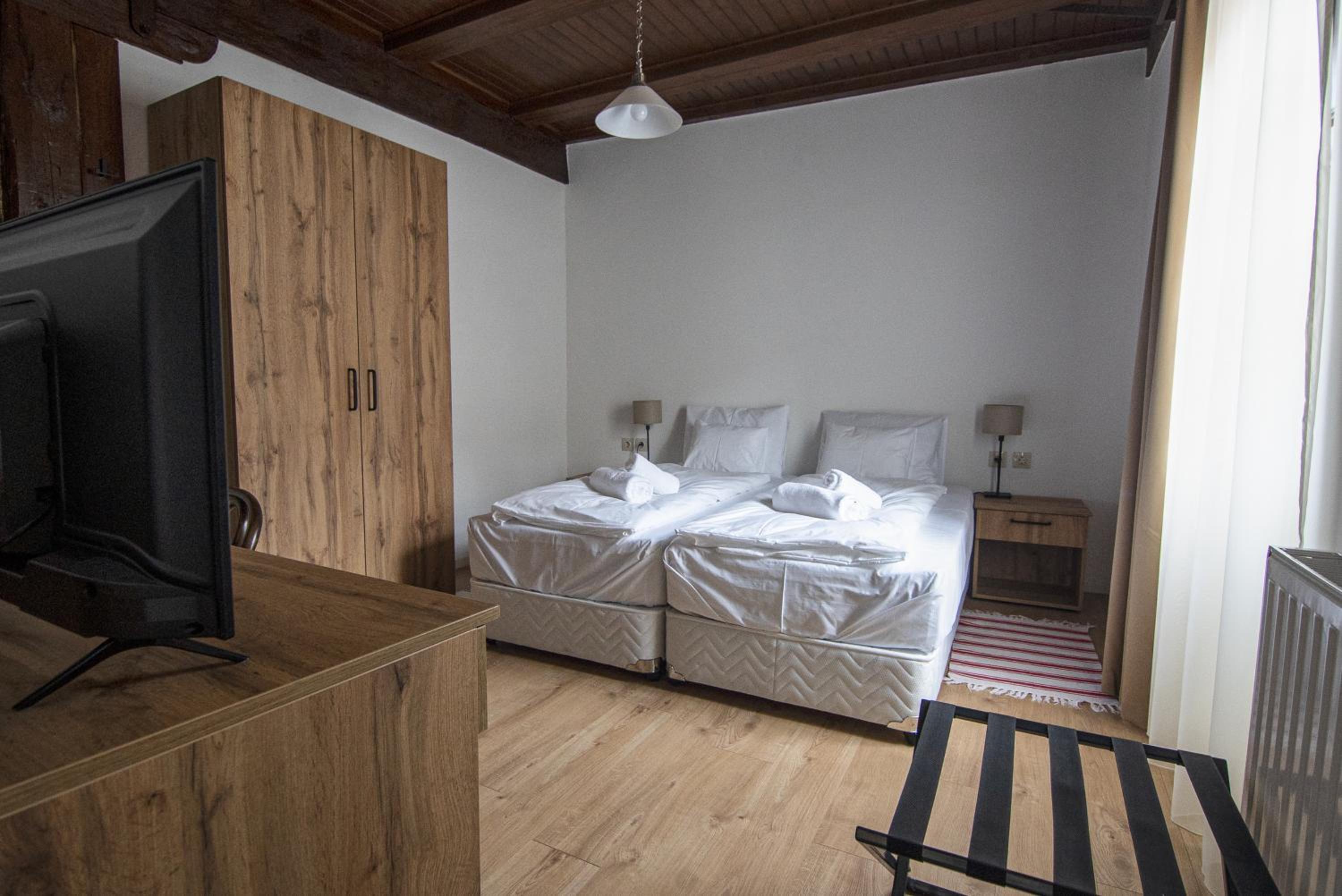 Double or Twin Room with Private Bathroom - Photo 14
