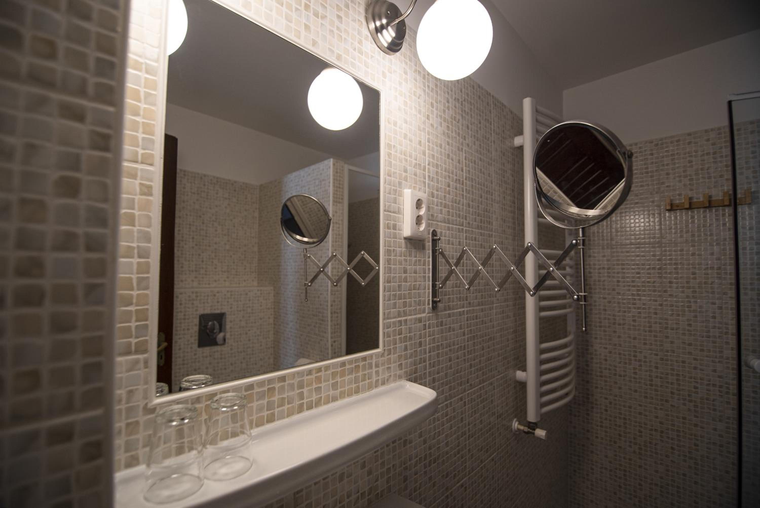 Double or Twin Room with Private Bathroom - Photo 19