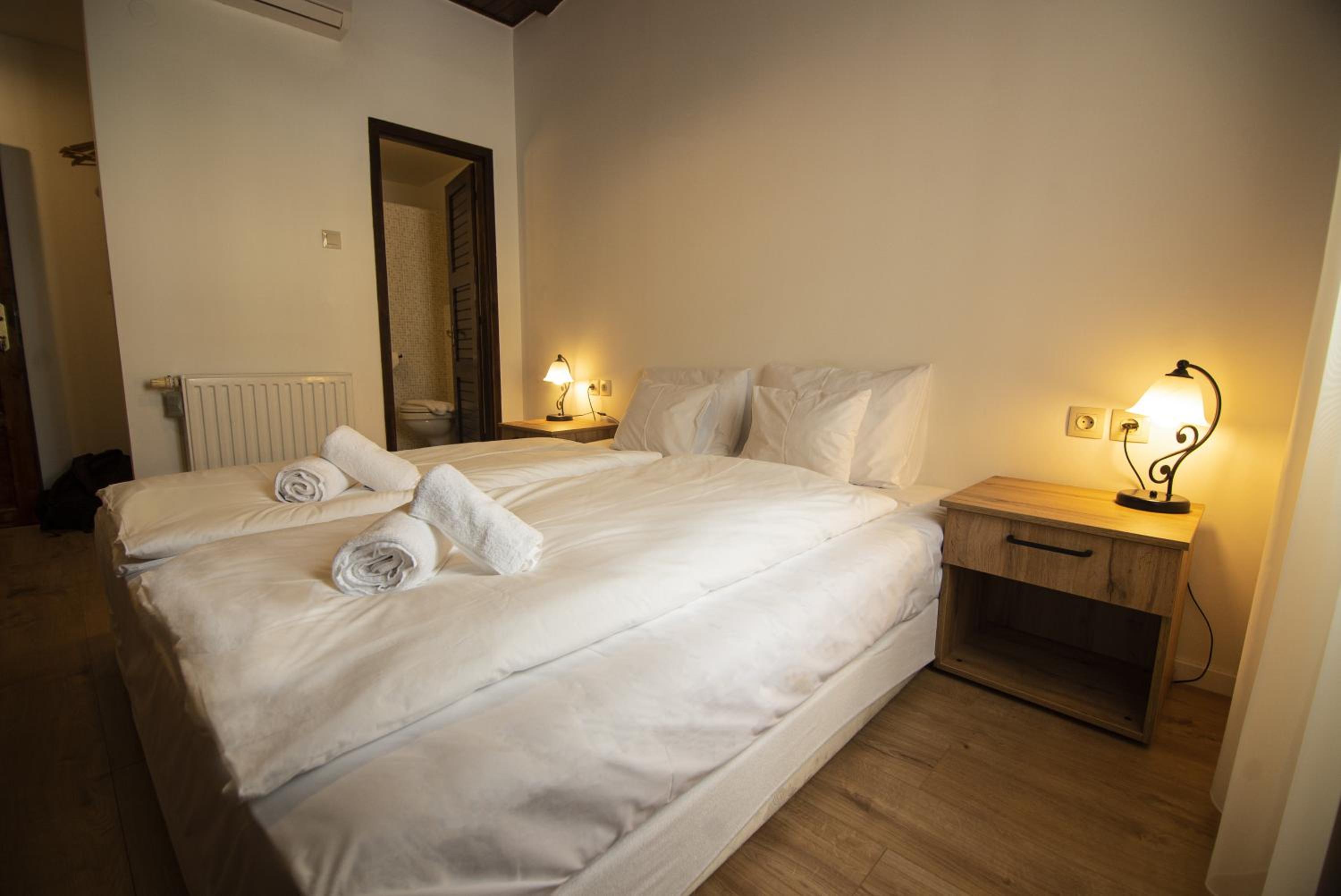 Double or Twin Room with Private Bathroom - Photo 11