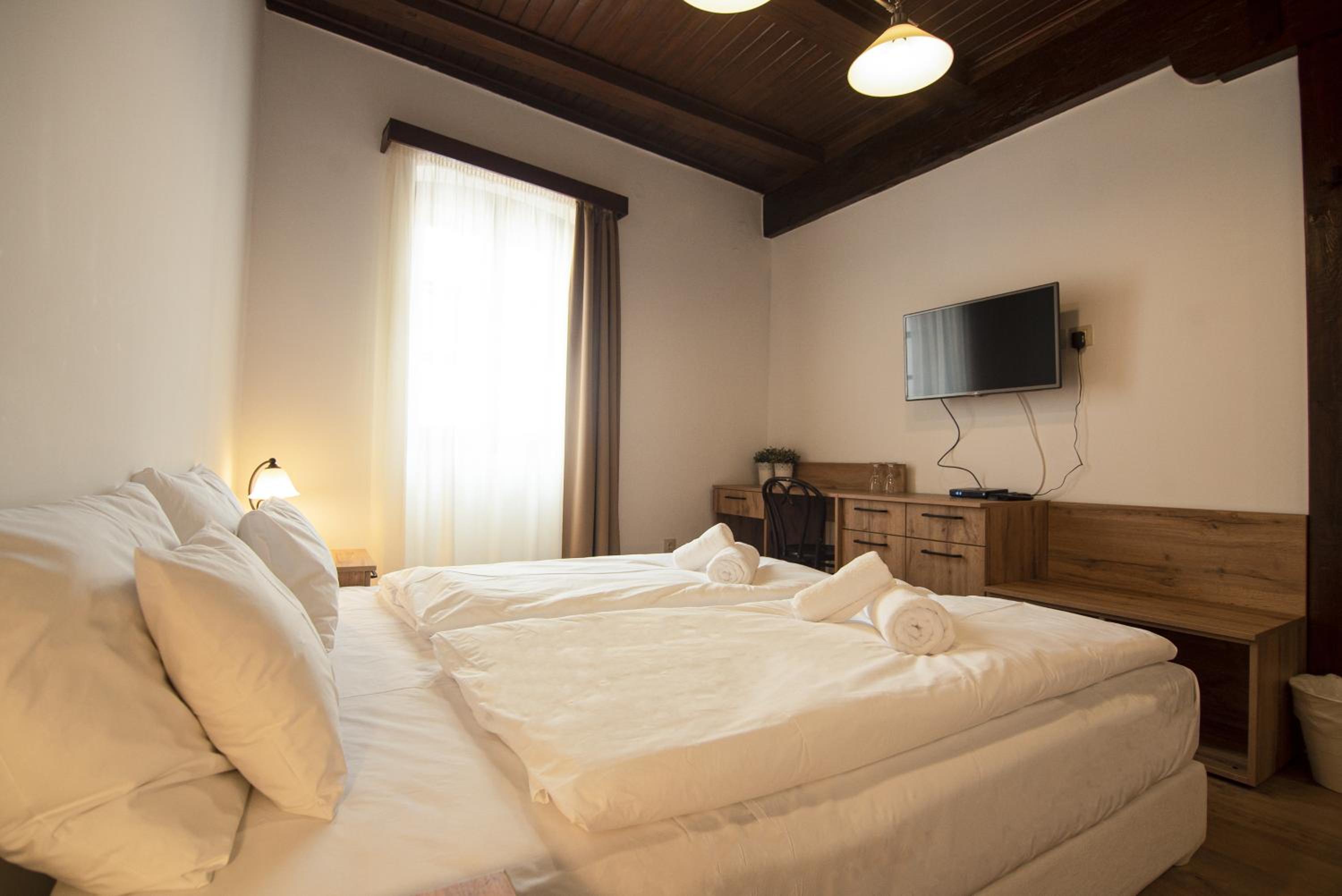 Double or Twin Room with Private Bathroom - Photo 10