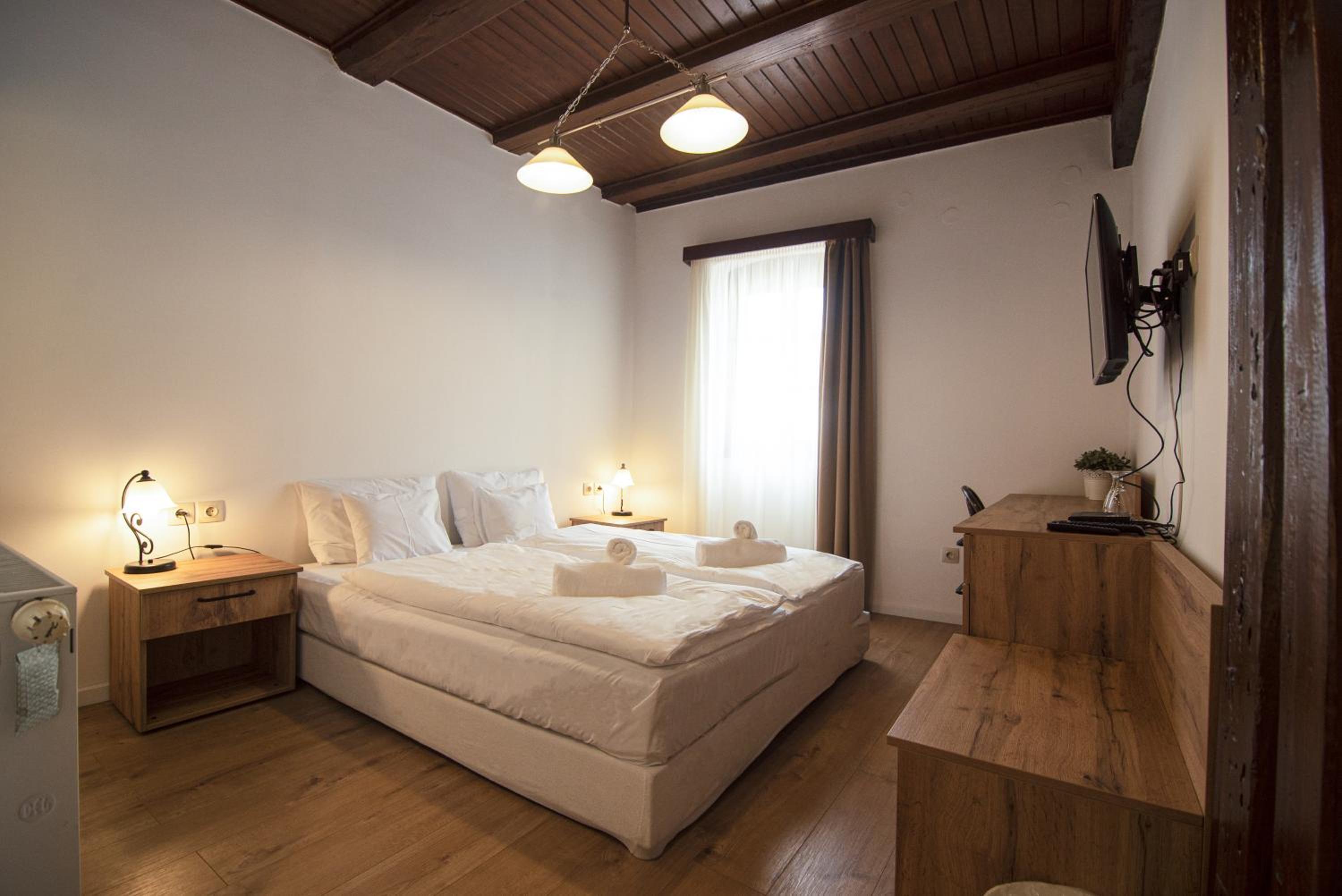 Double or Twin Room with Private Bathroom - Photo 9