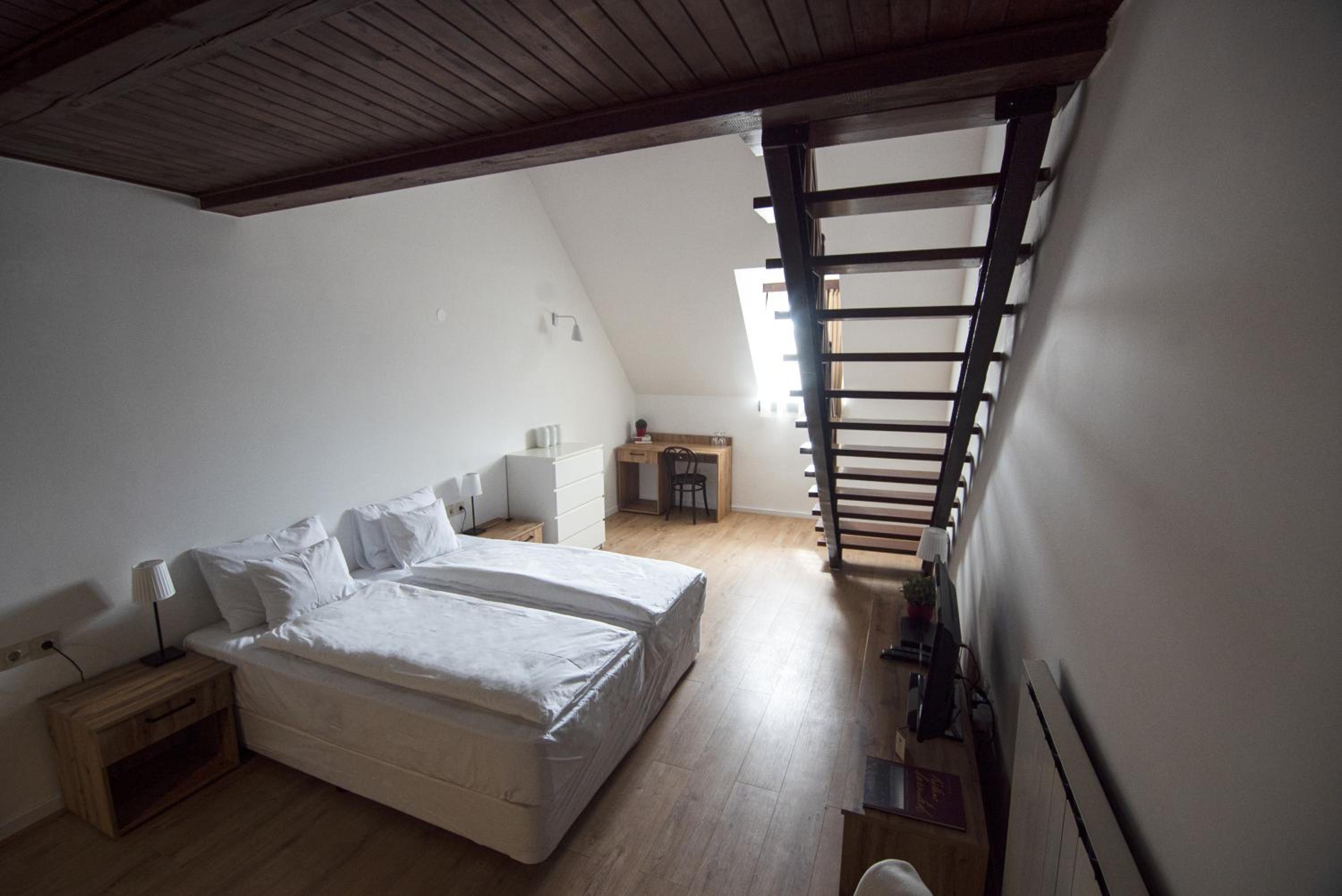 Deluxe Family Room - Photo 2