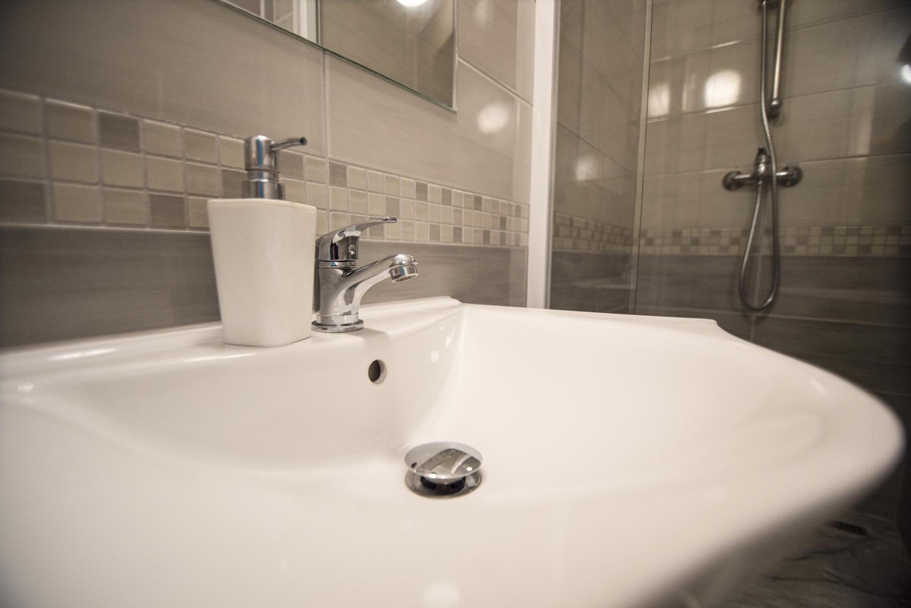Quadruple Room with Bathroom - Photo 13