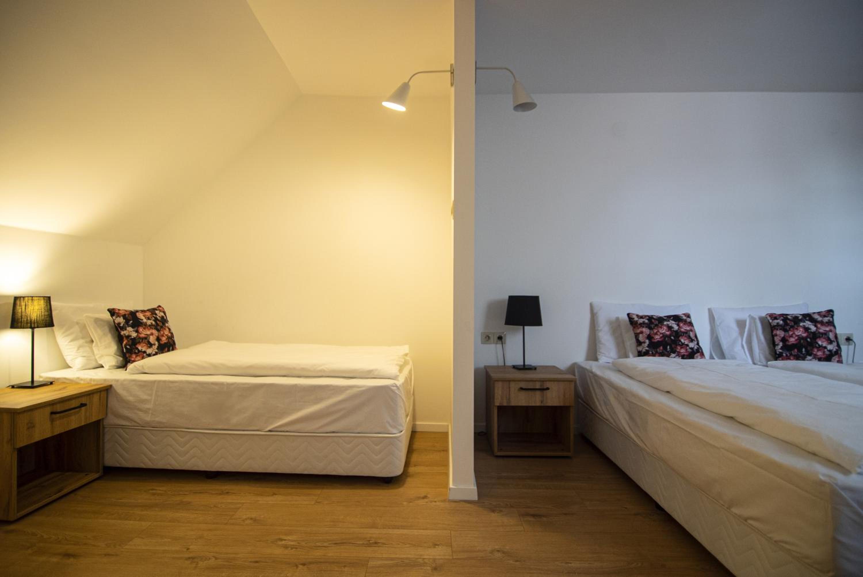 Quadruple Room with Bathroom - Photo 4