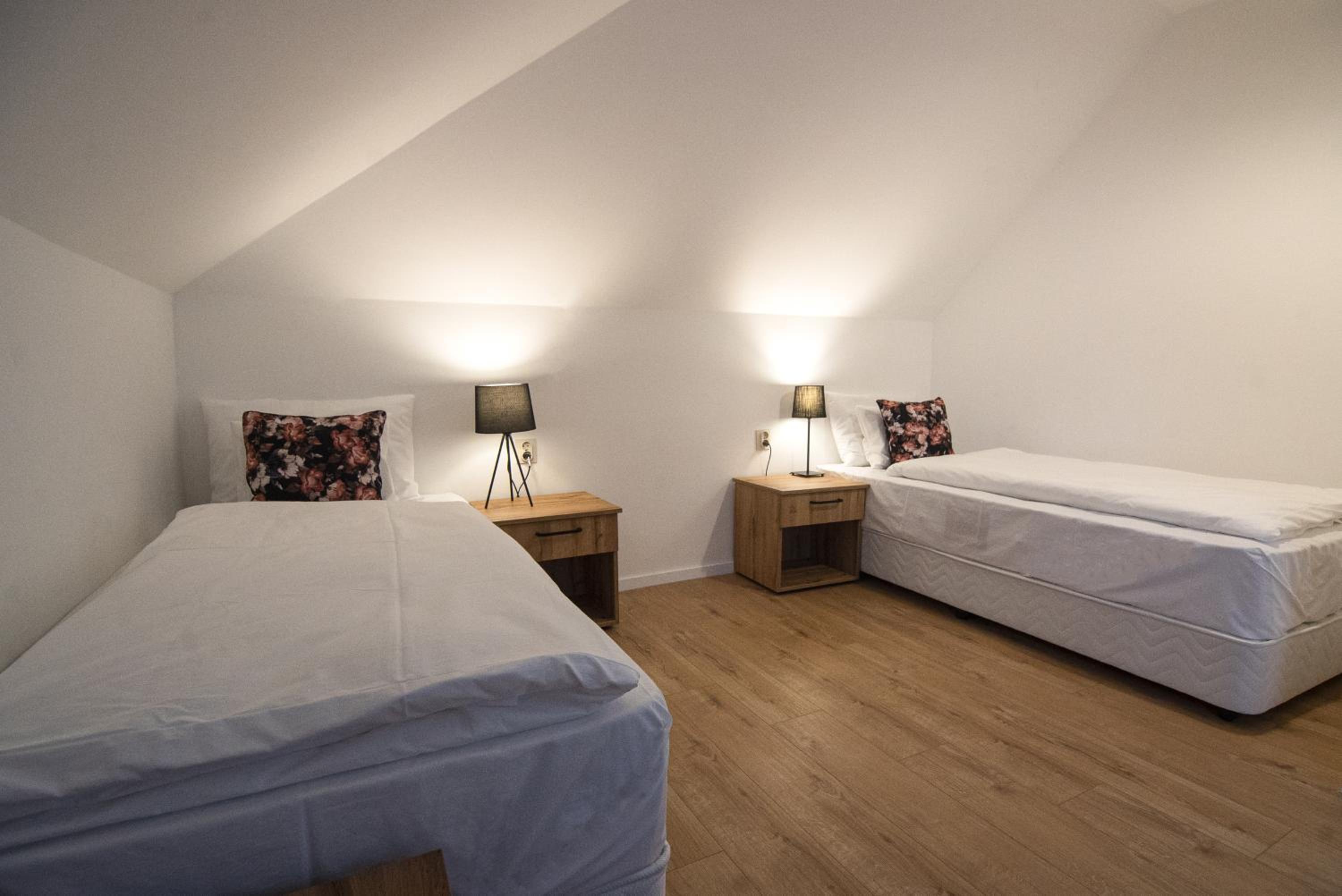 Quadruple Room with Bathroom - Photo 6