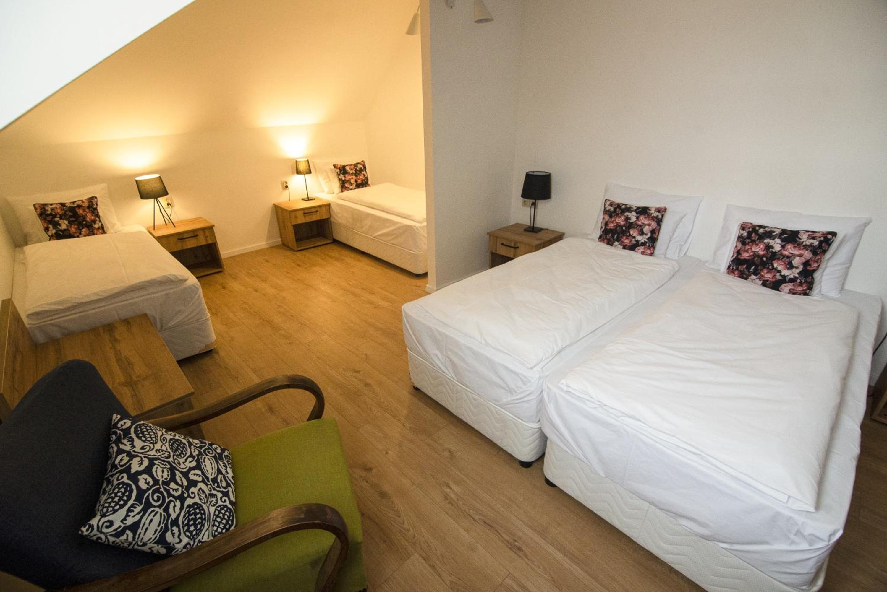 Quadruple Room with Bathroom - Photo 7