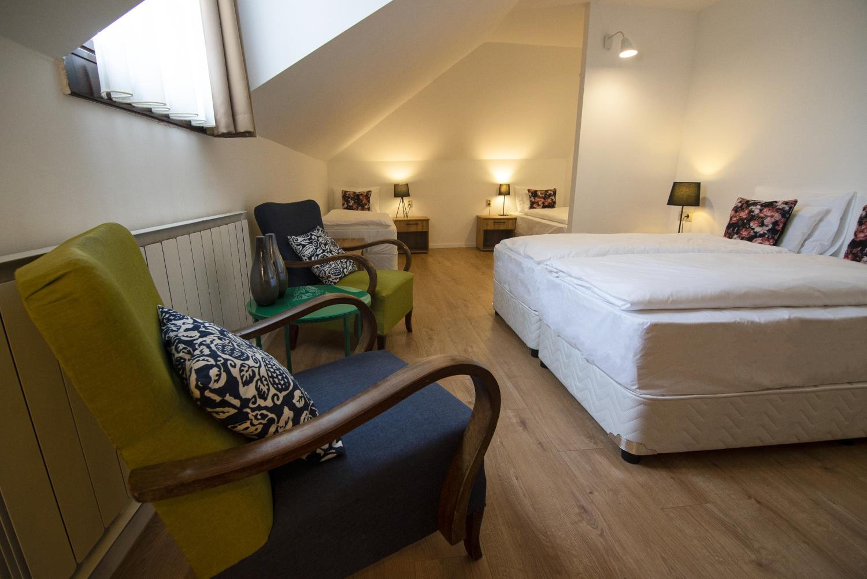 Quadruple Room with Bathroom - Photo 8
