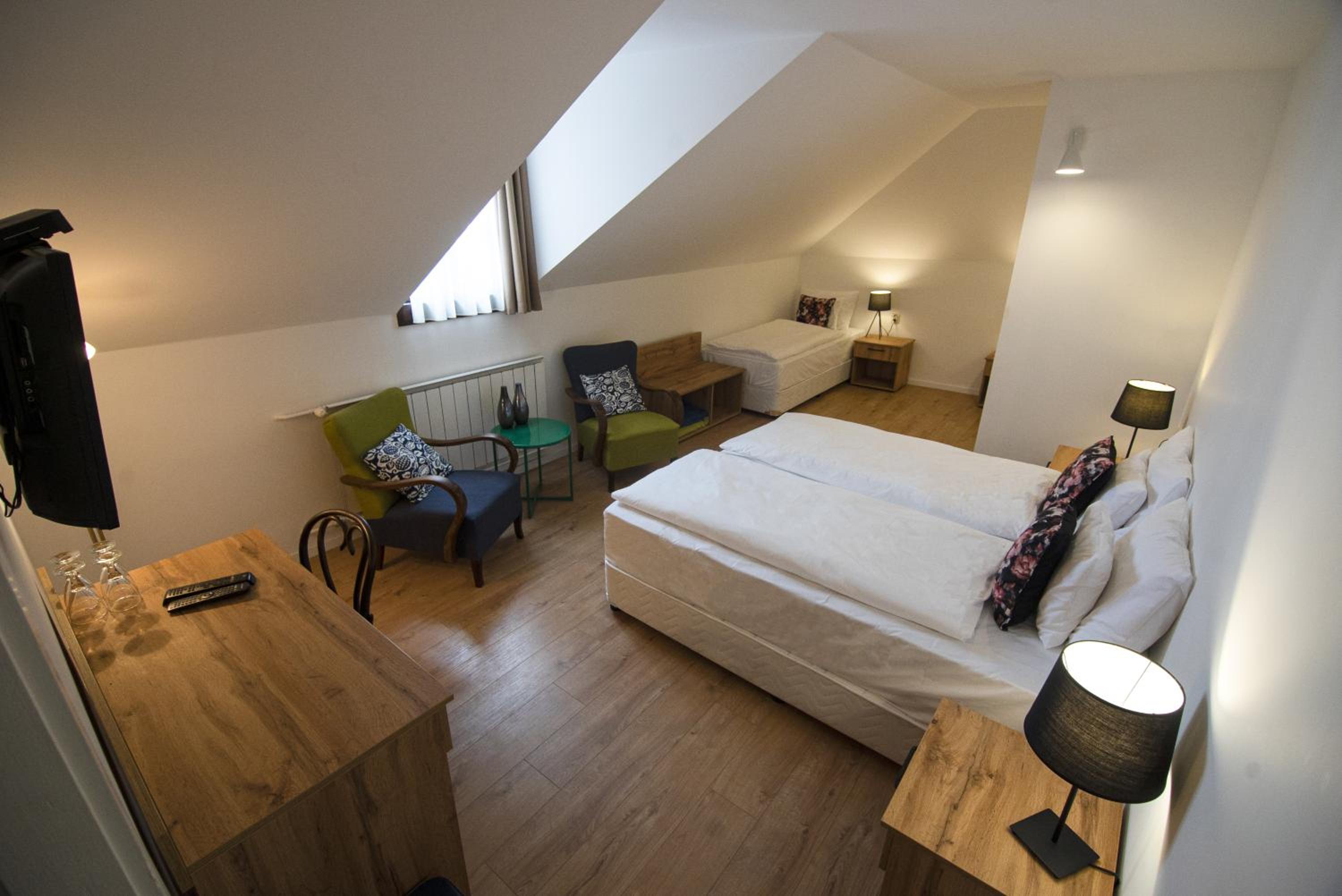 Quadruple Room with Bathroom - Photo 9