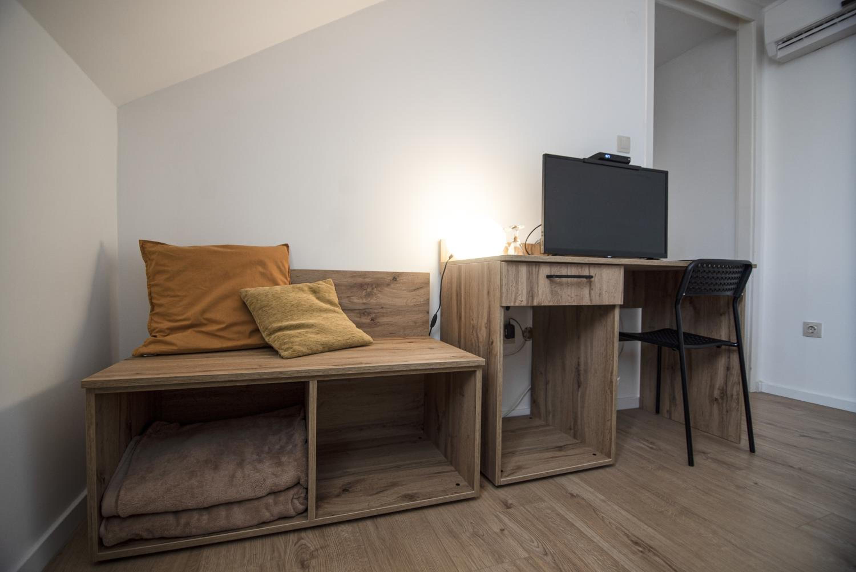 Double or Twin Room with Private Bathroom - Photo 7
