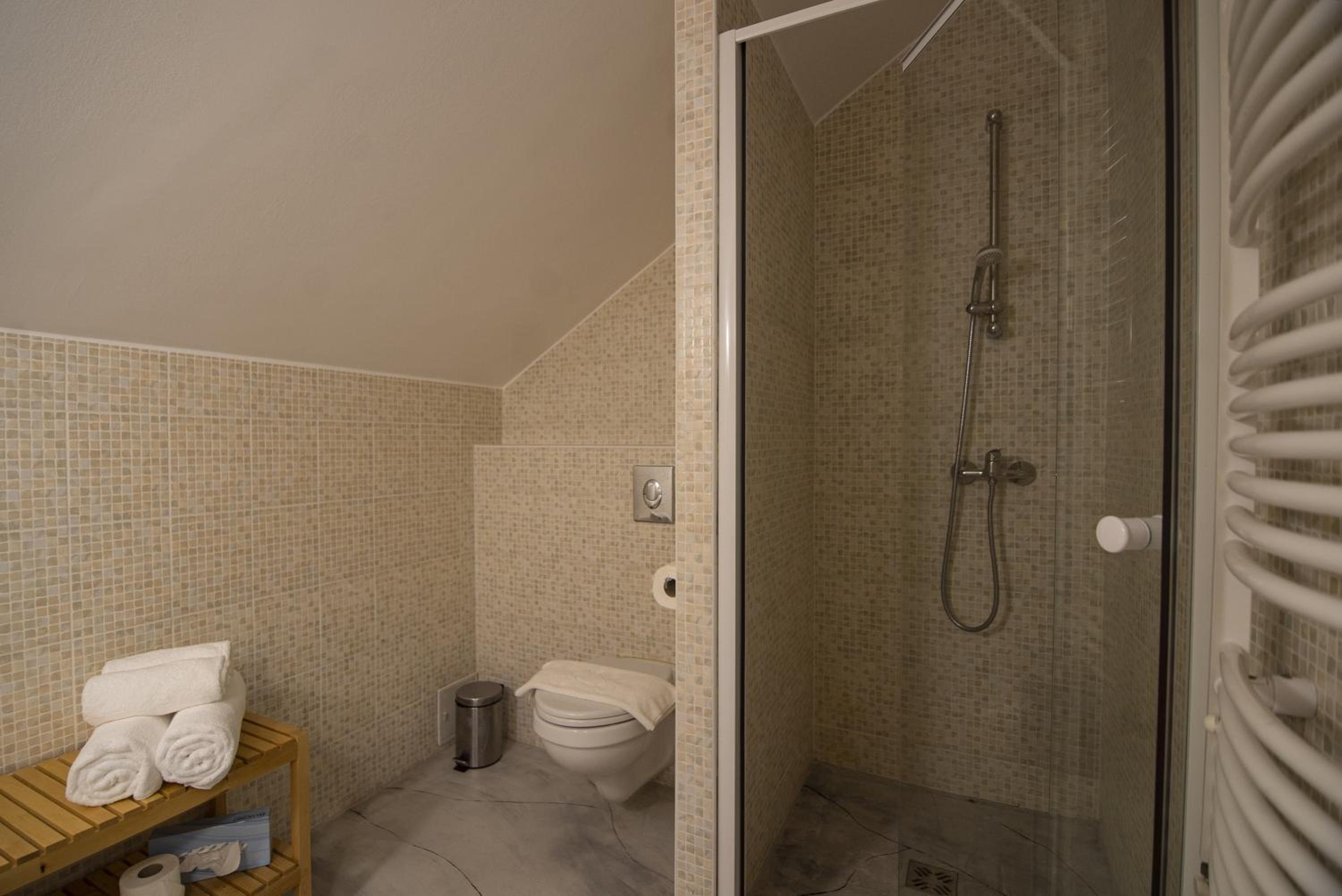 Double or Twin Room with Private Bathroom - Photo 16