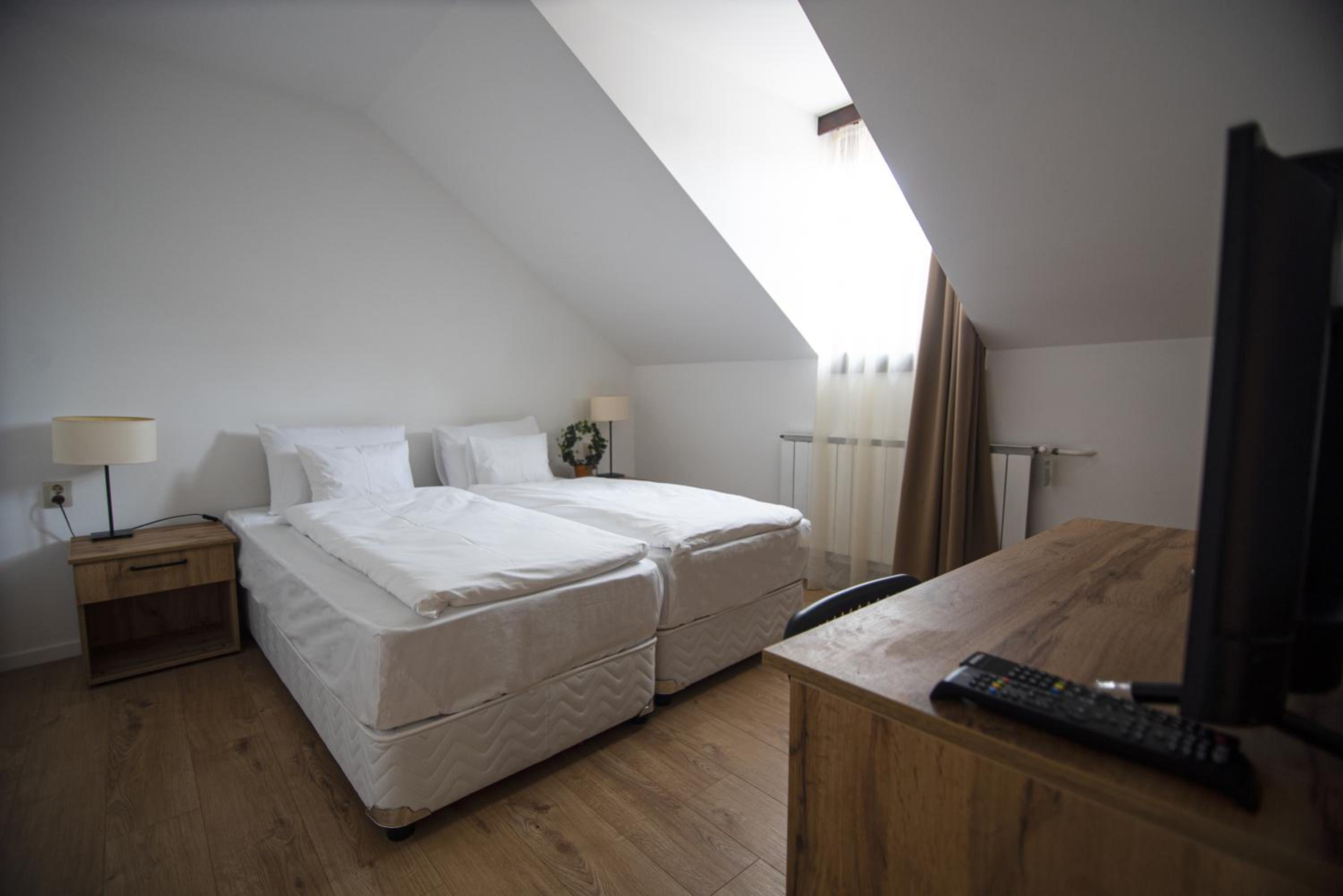 Double or Twin Room with Private Bathroom - Photo 6