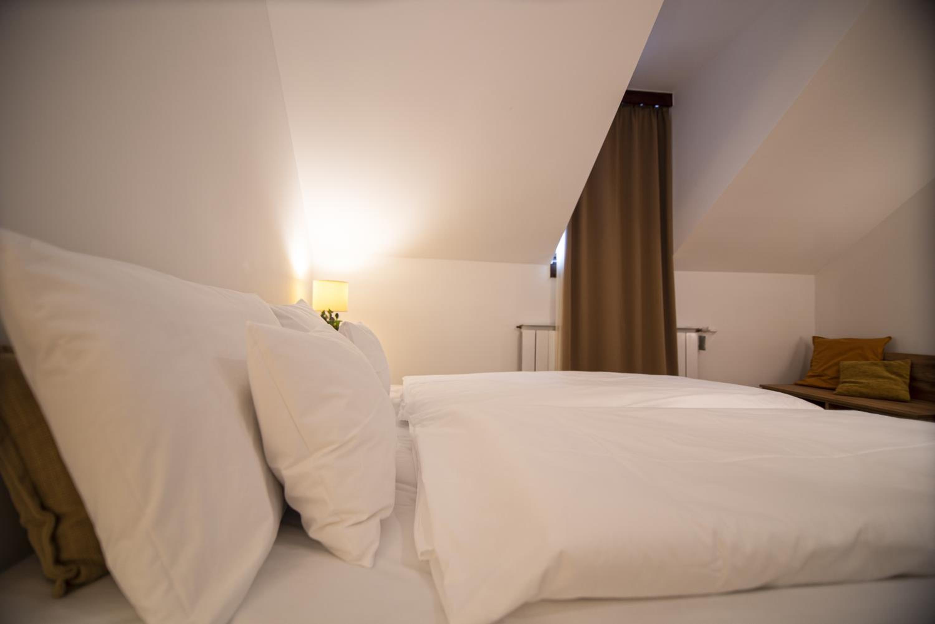 Double or Twin Room with Private Bathroom - Photo 5