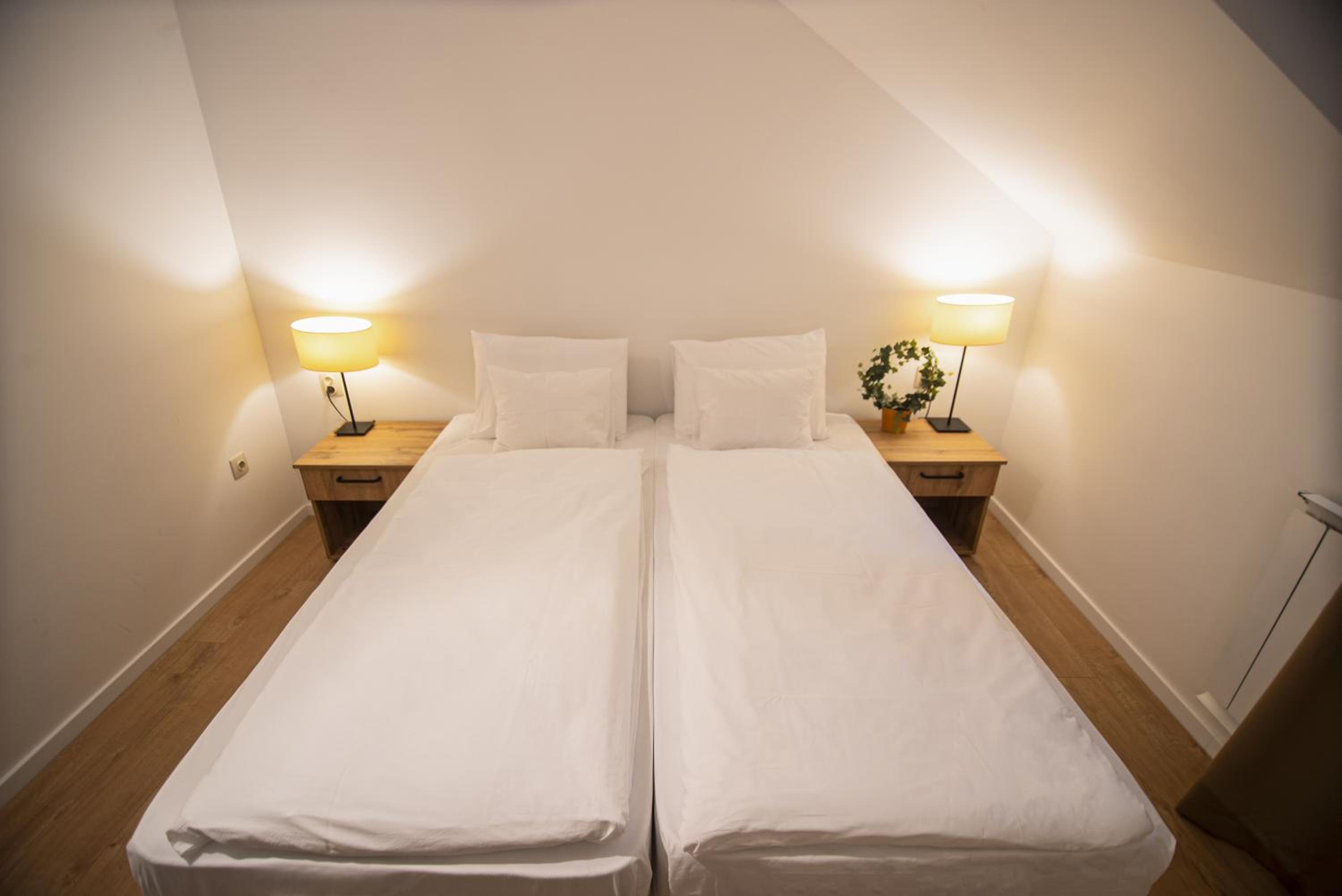 Double or Twin Room with Private Bathroom - Photo 4