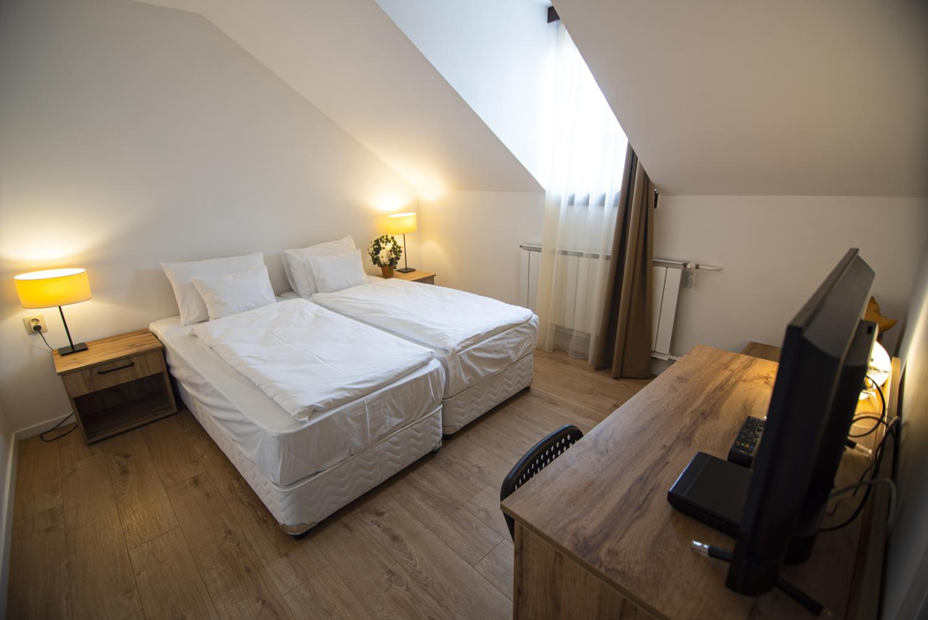 Double or Twin Room with Private Bathroom - Photo 1