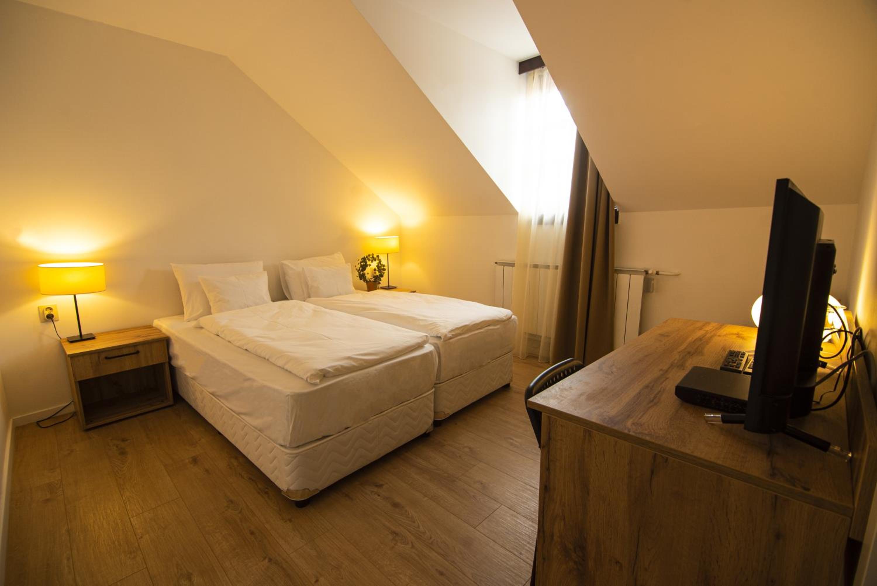 Double or Twin Room with Private Bathroom - Photo 3