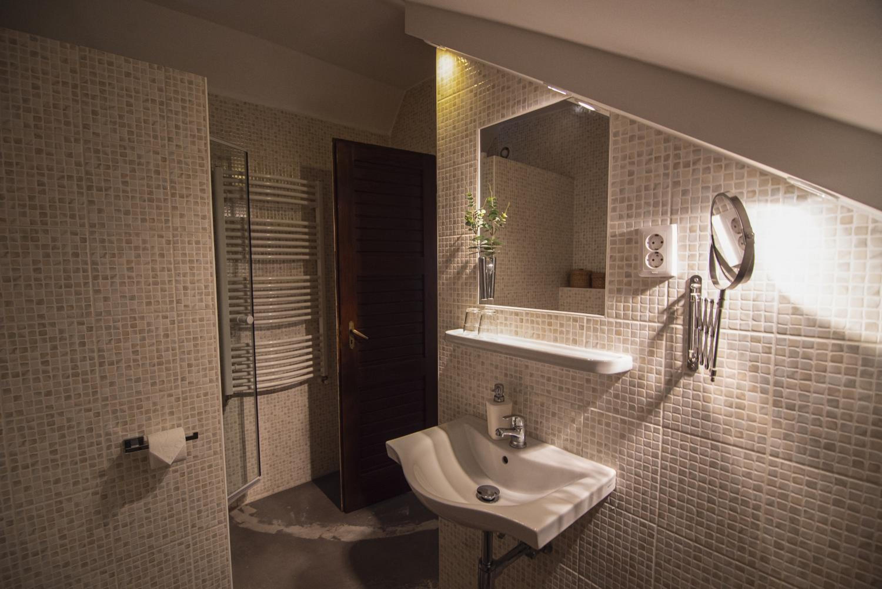 Quadruple Room with Bathroom - Photo 12