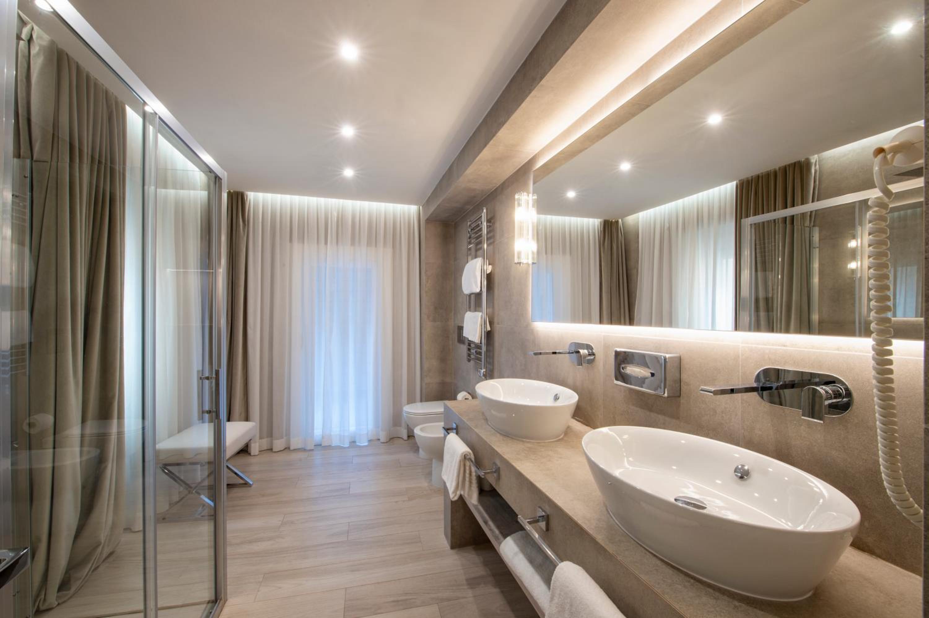 Executive Room thumbnail 5