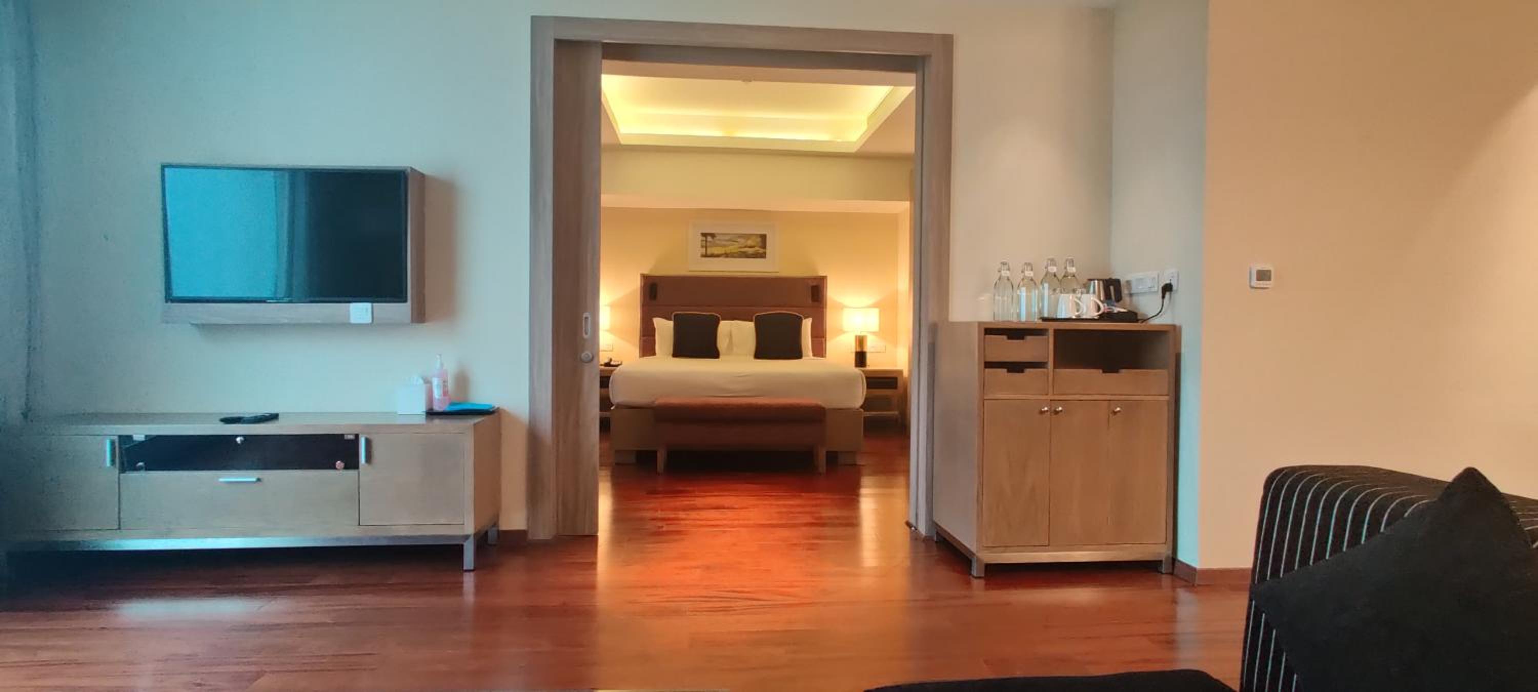 Suite - 20% Discount on Food, Soft Beverages, Laundry, Spa & Saloon Services - Photo 7