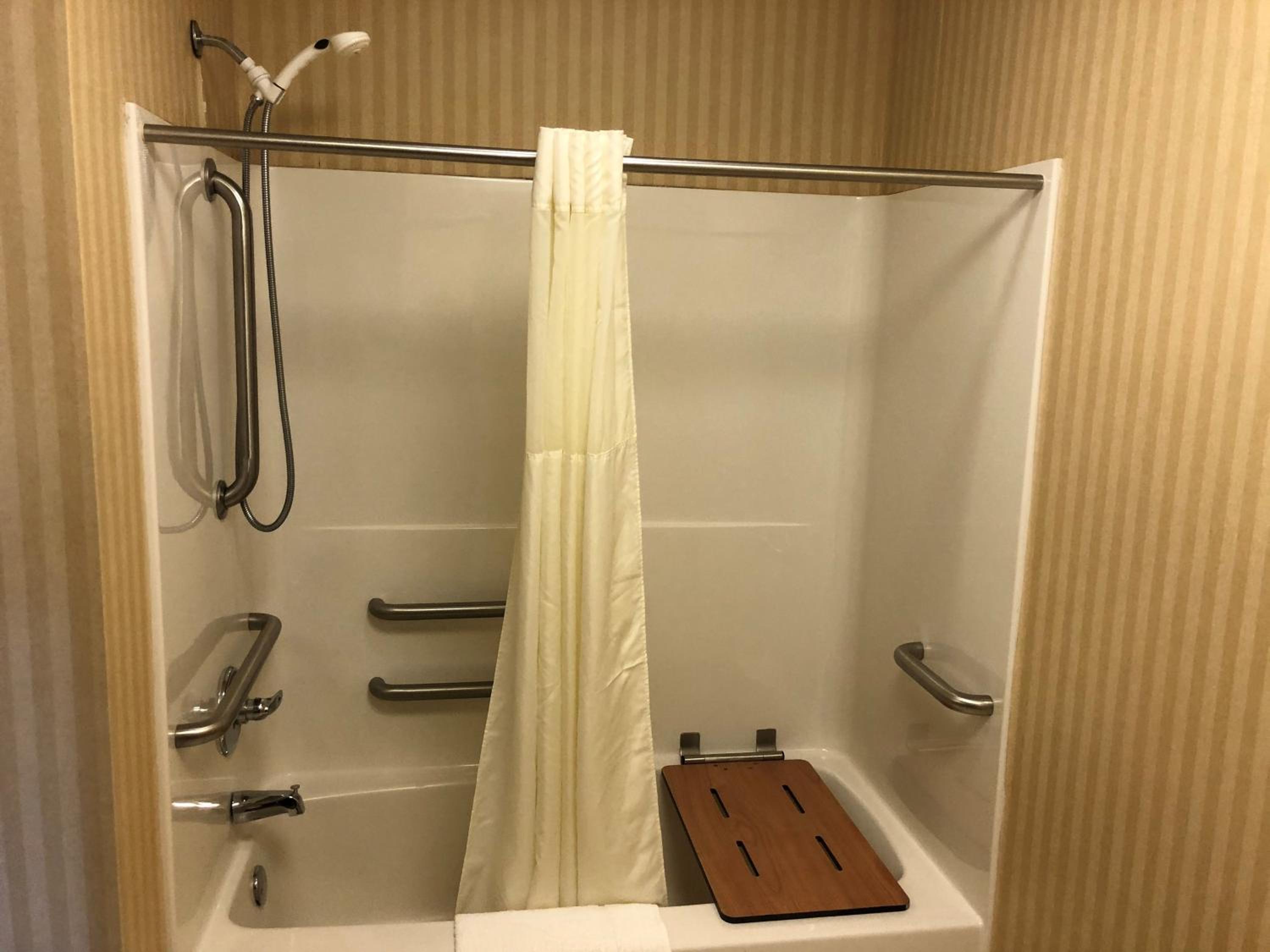 Accessible Grand Double Room with Lake View photo 3