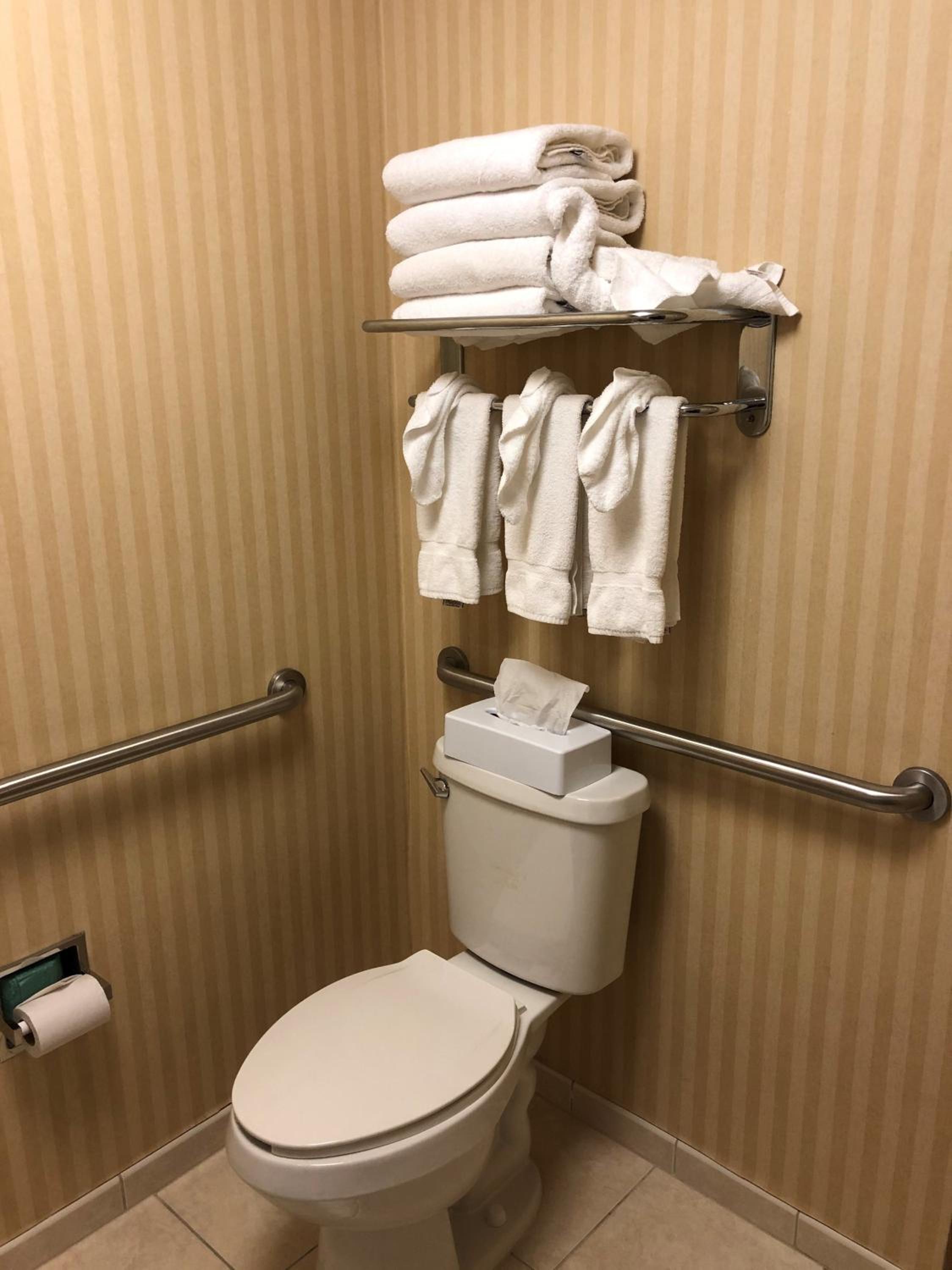 Accessible Grand Double Room with Lake View photo 2
