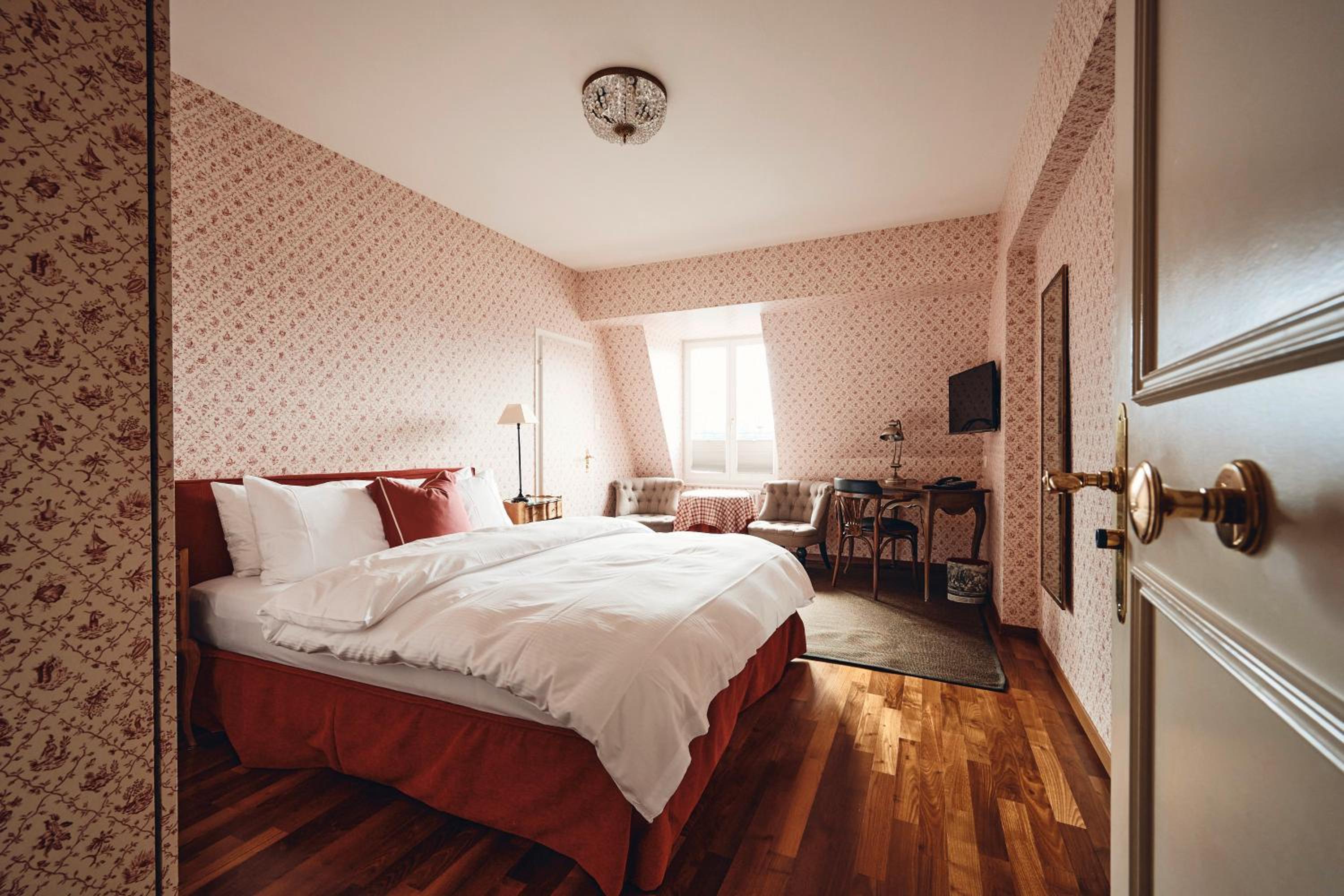 Double Room with Queen Size Bed - Photo 9