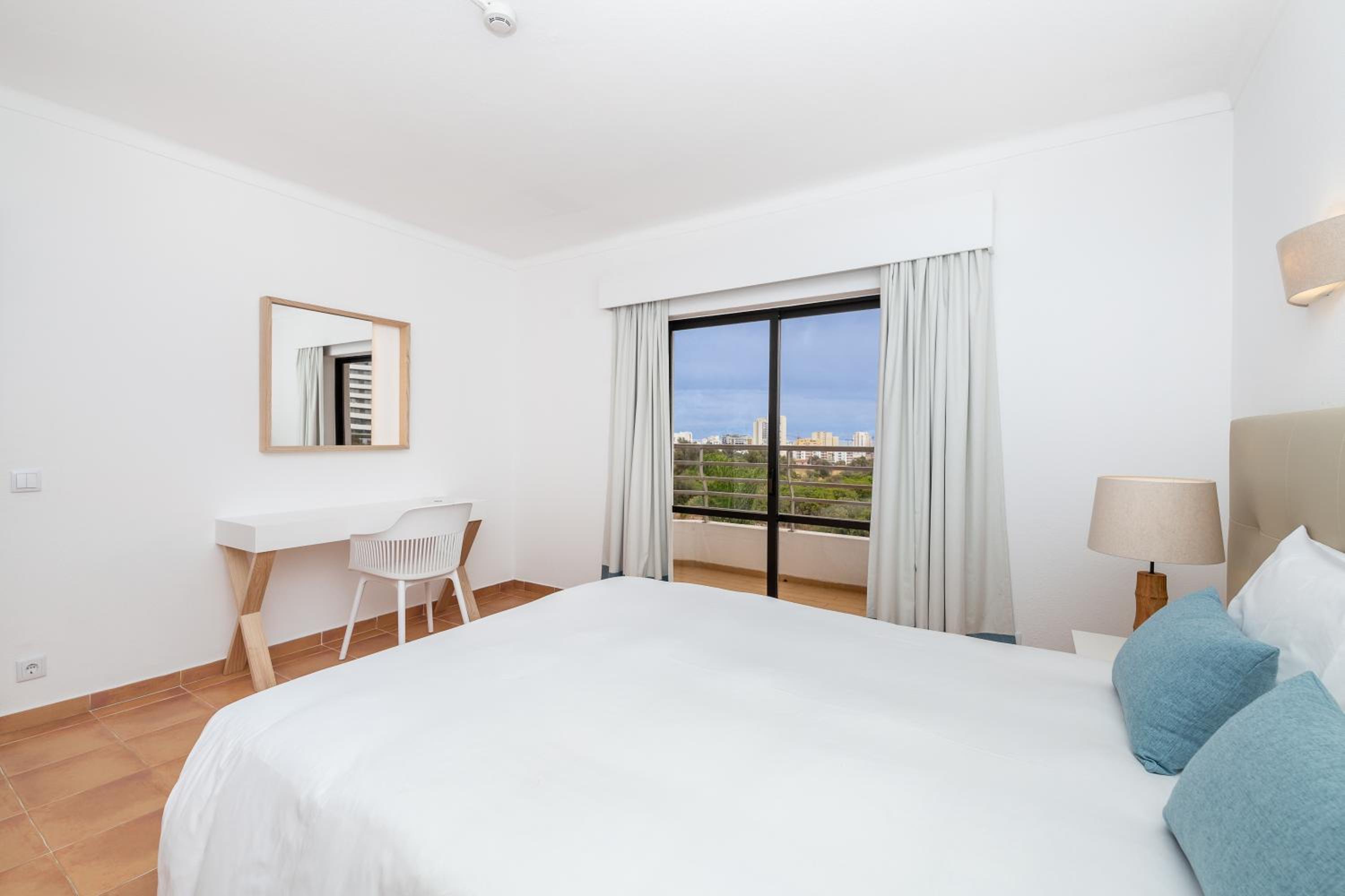 One-Bedroom Suite - Photo 6