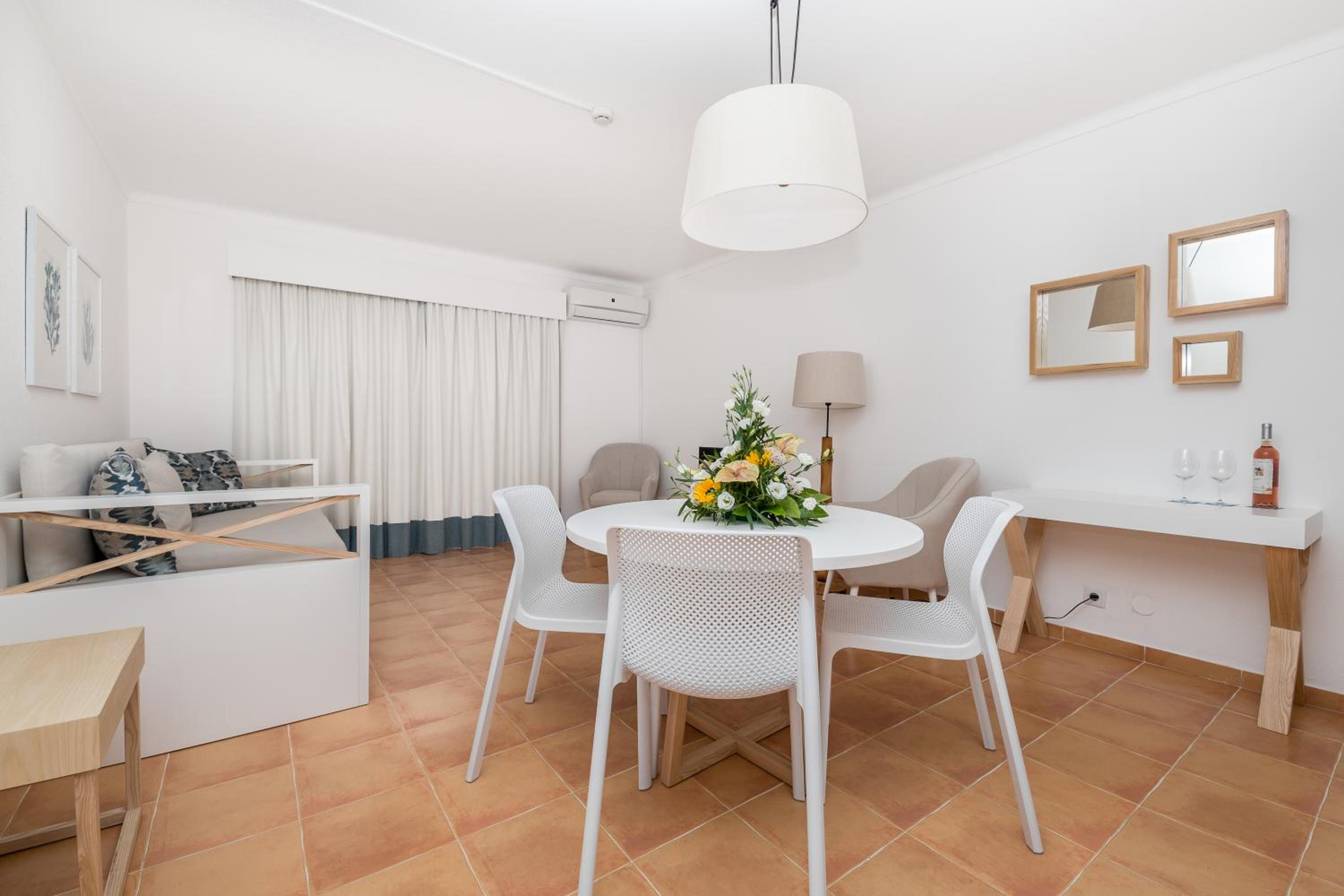 One-Bedroom Suite - Photo 2