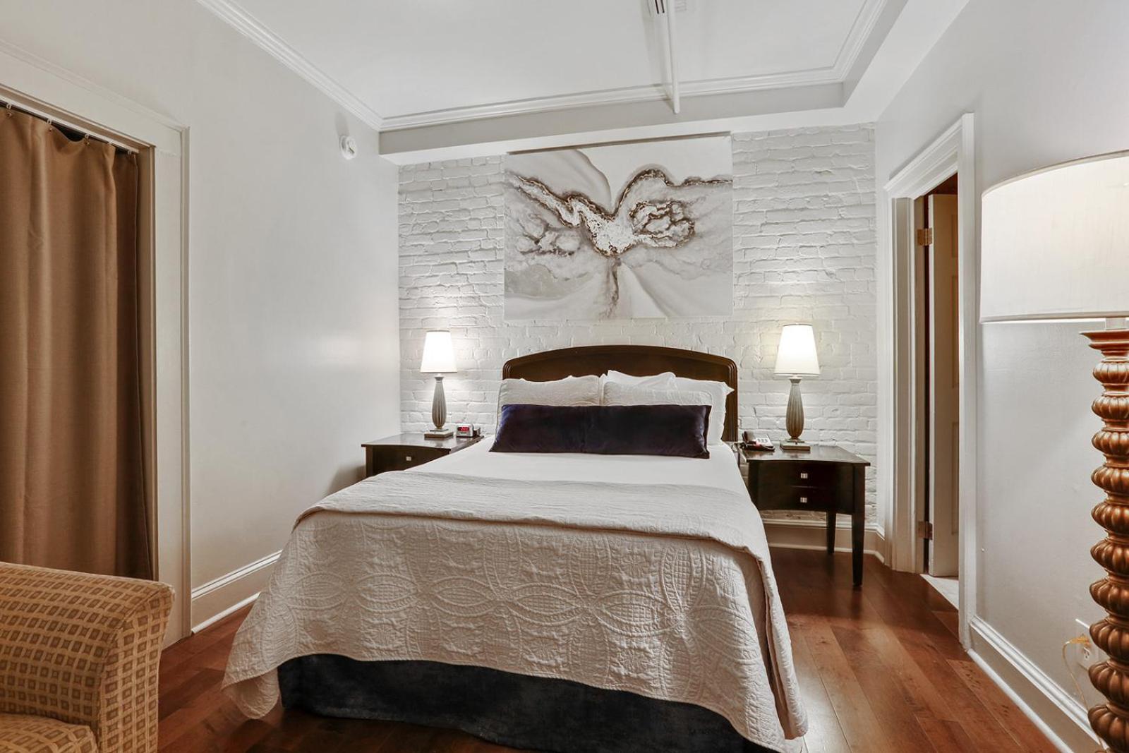 Intimate Queen Bed - No Window photo 1