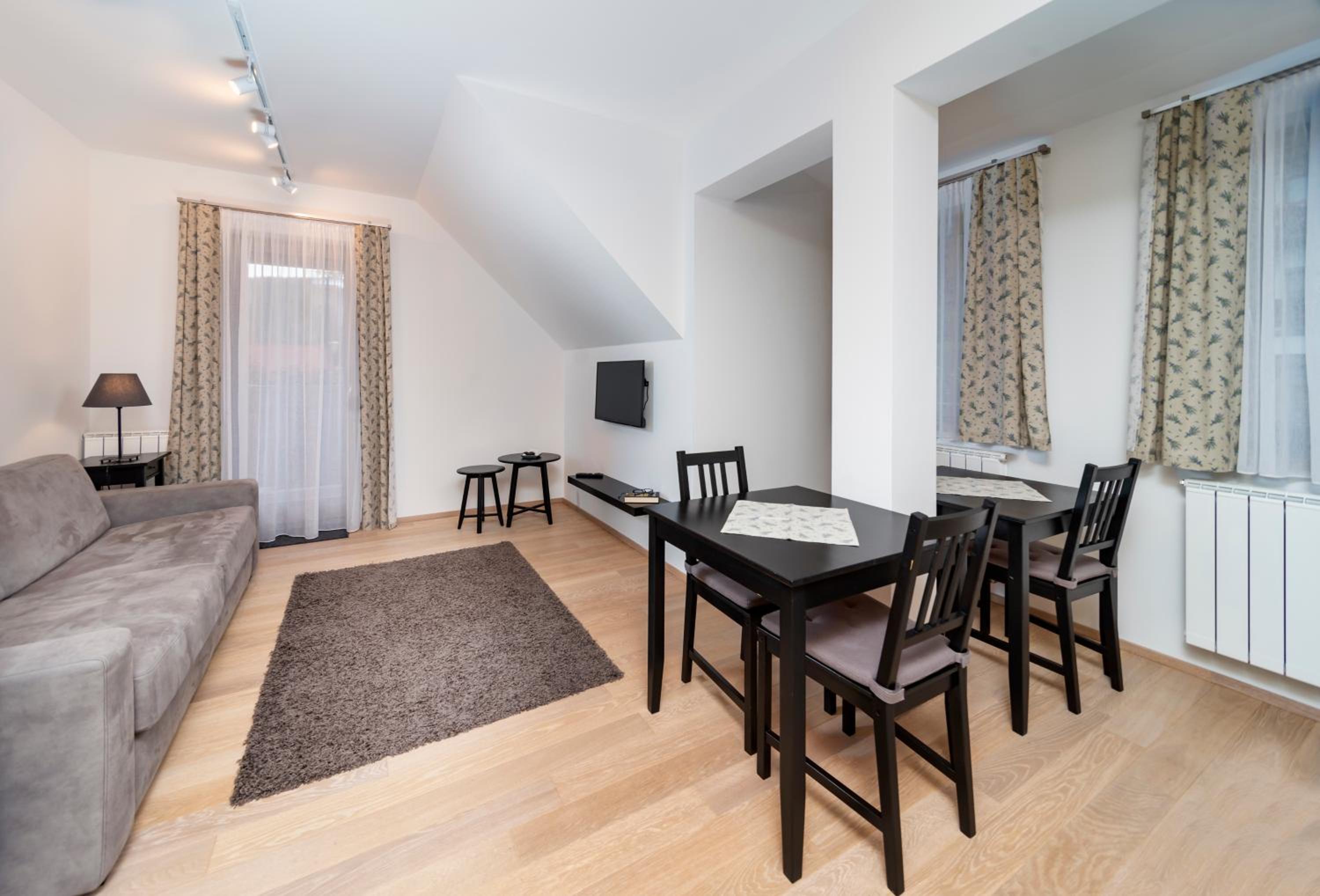 Apartment with Balcony - Photo 4