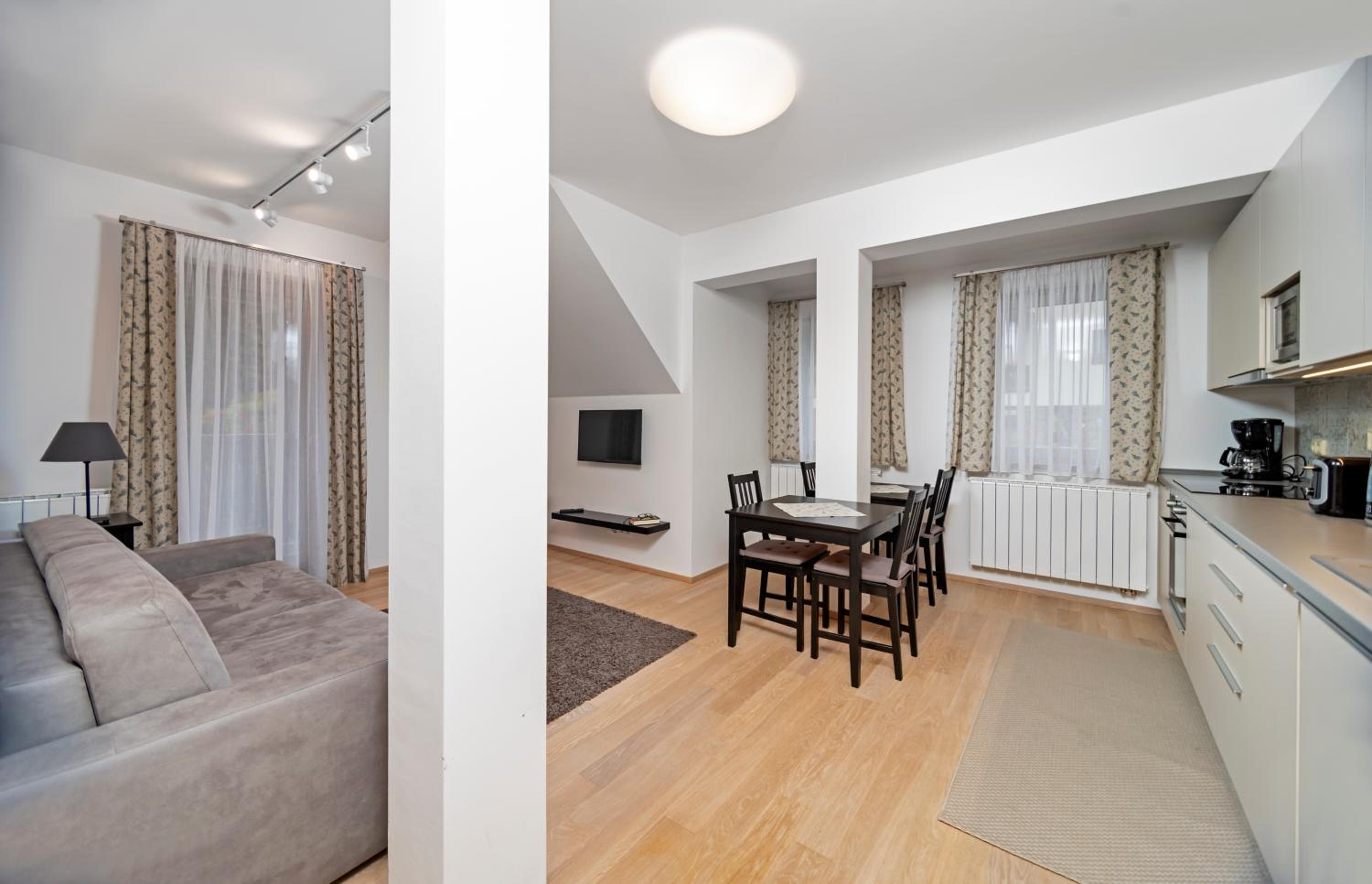 Apartment with Balcony - Photo 3