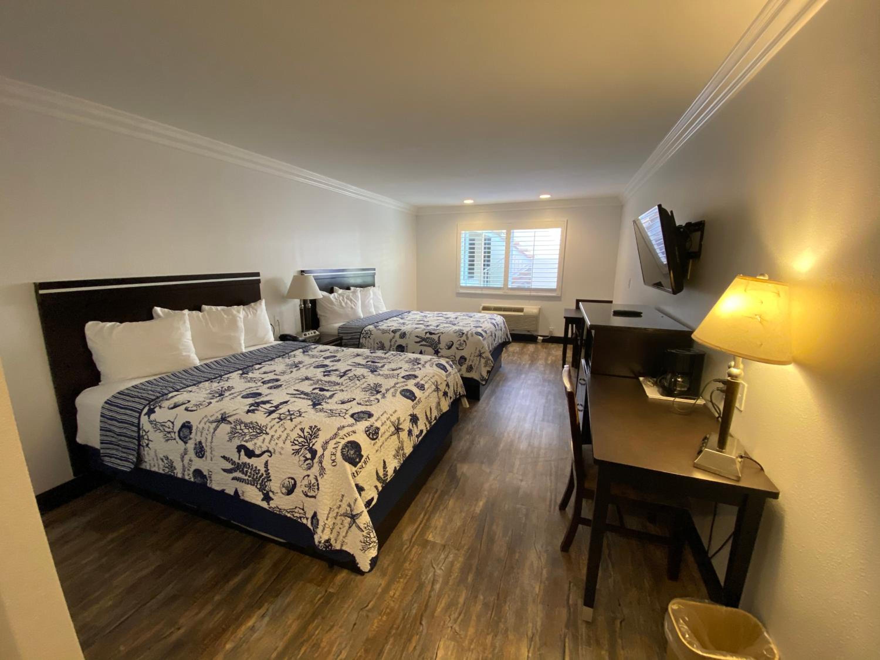 Standard Room with Two Queen Beds photo 1