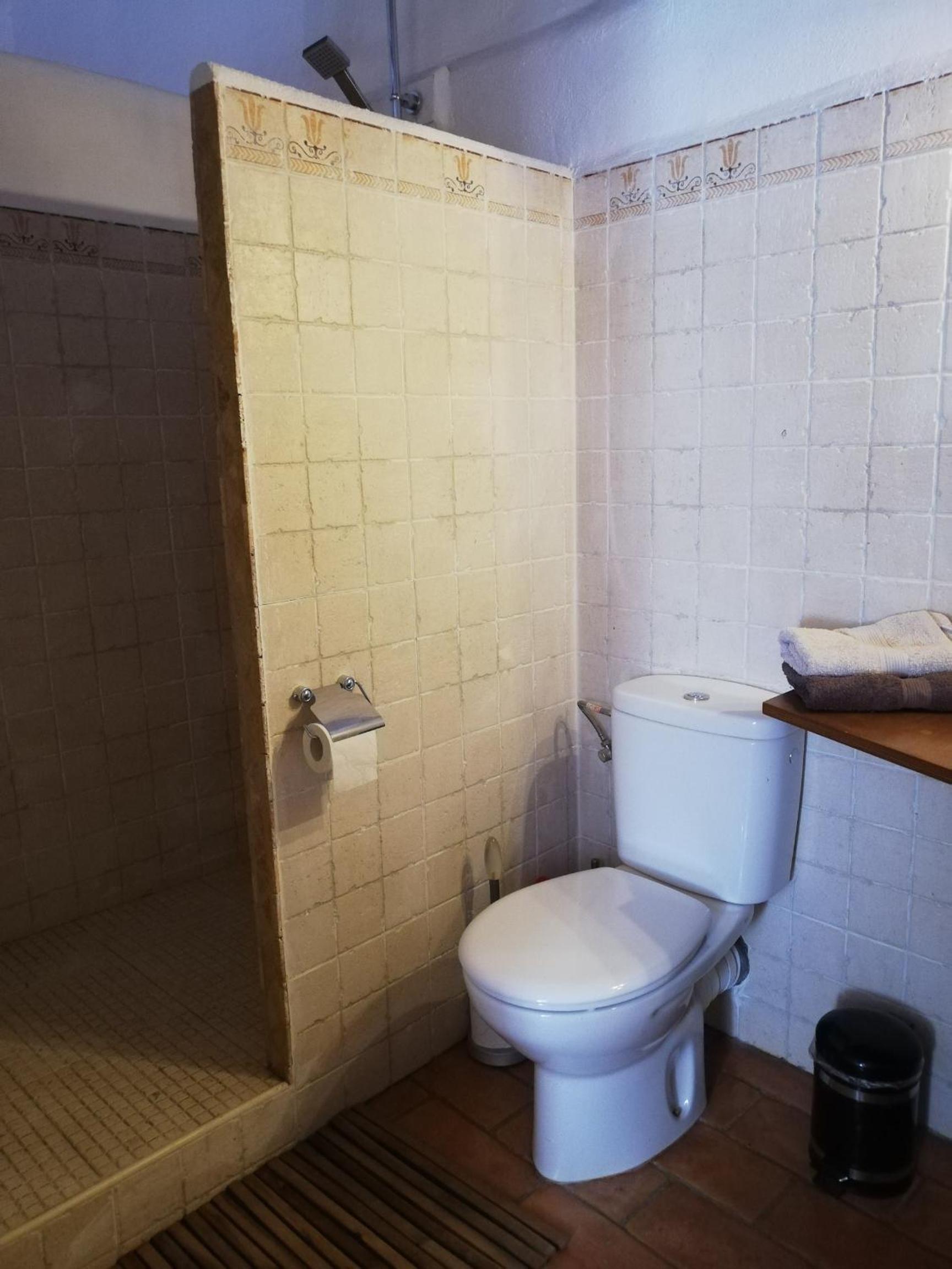 Double Room with Private Bathroom - Photo 2