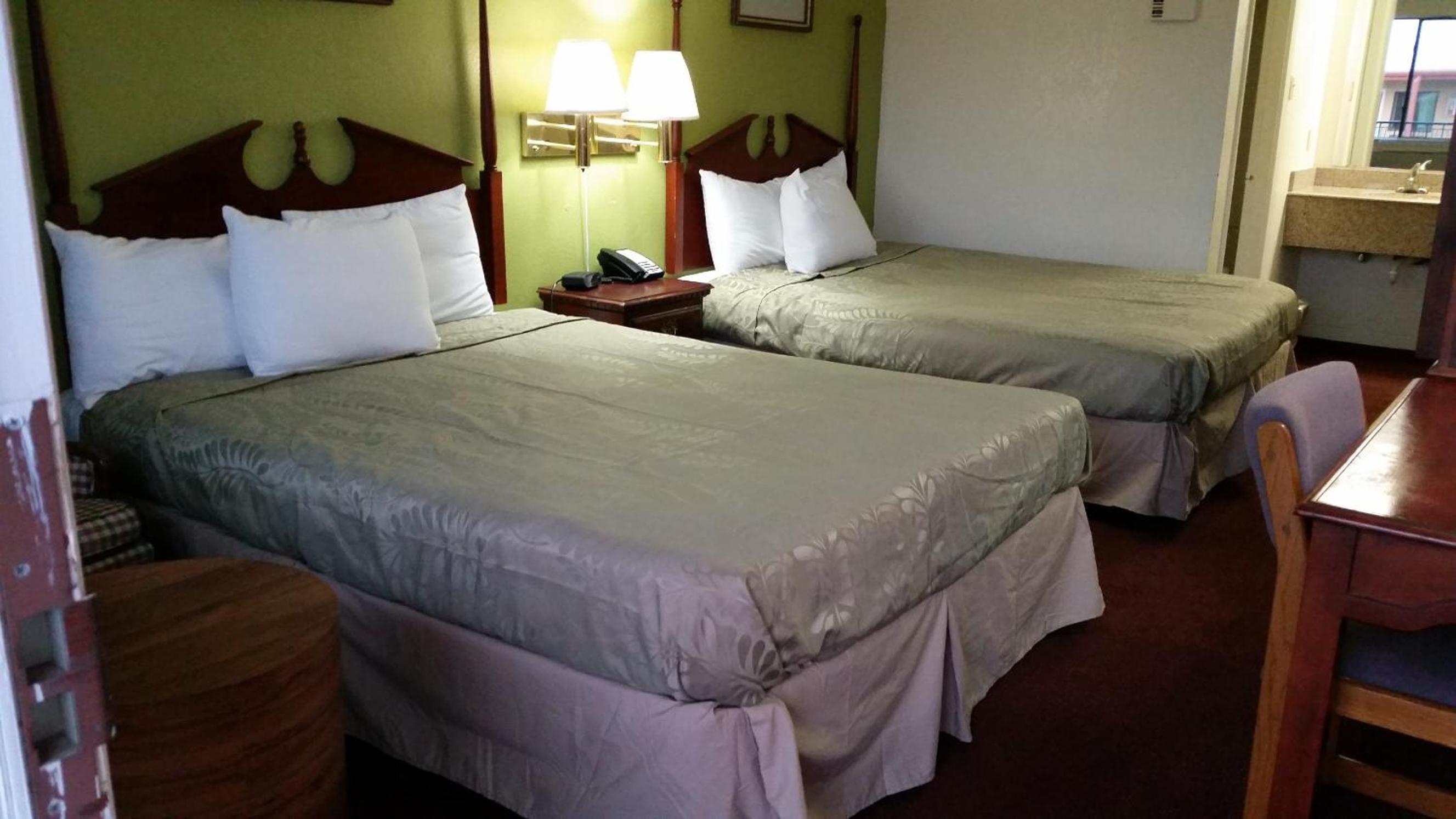 Double Room with Two Double Beds - Non-Smoking - Photo 2