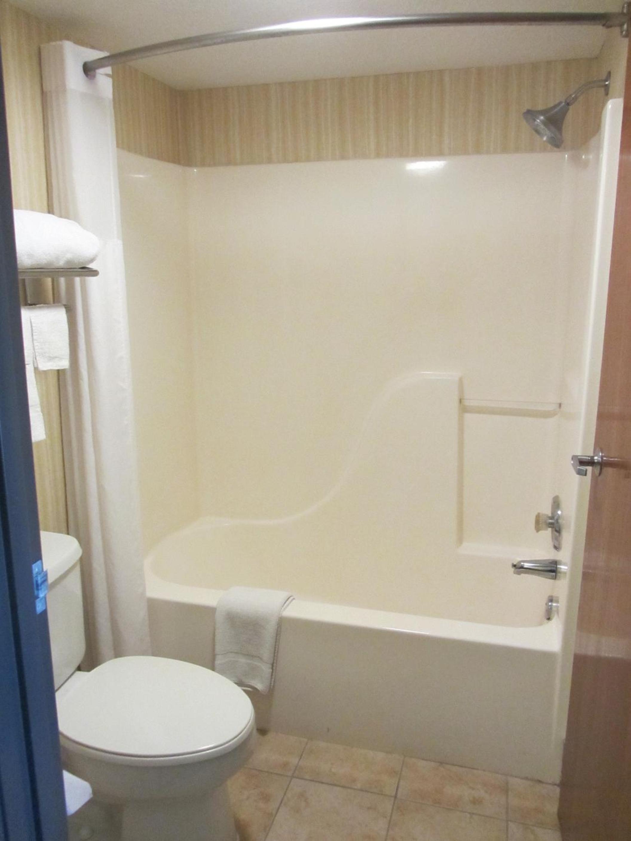 King Room with Sofa Bed - Non-Smoking - Photo 4