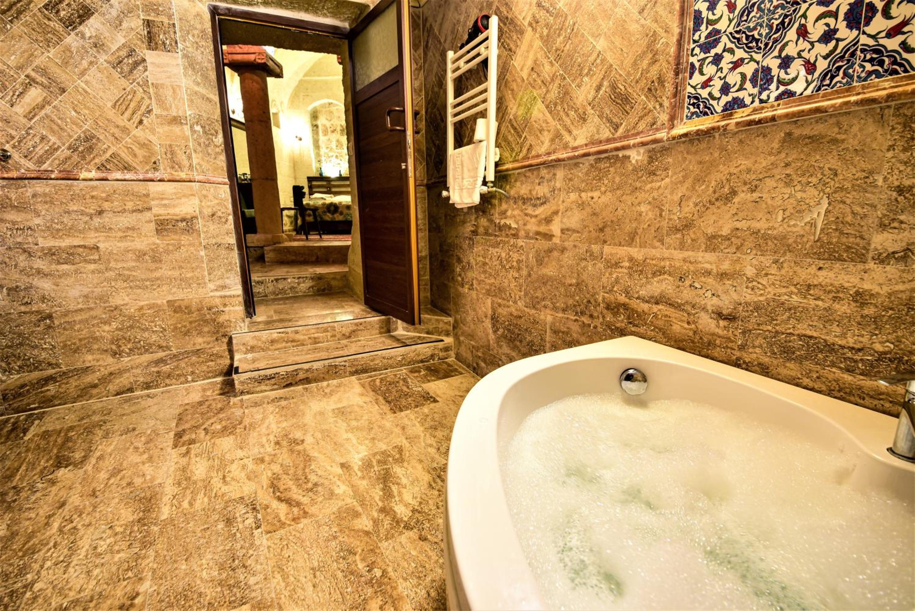 King Room with Spa Bath - Photo 5