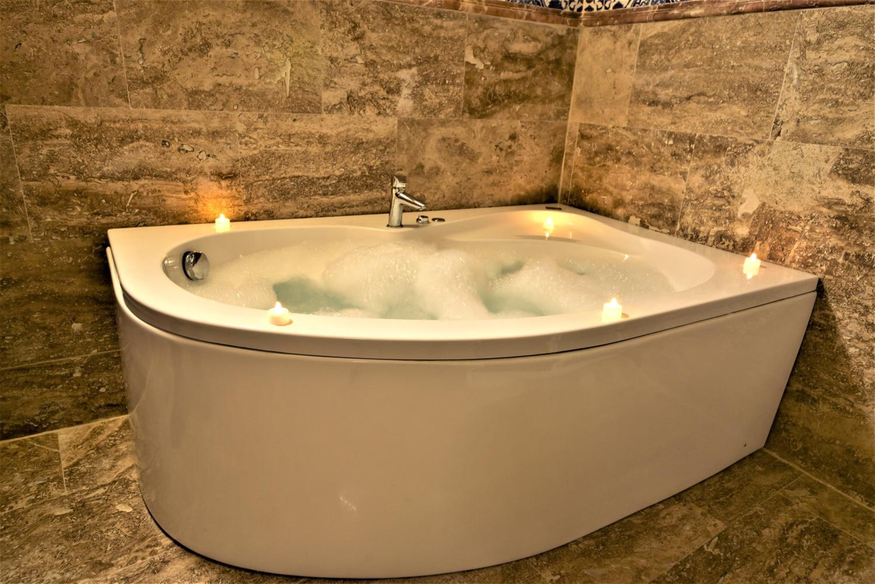 King Room with Spa Bath - Photo 15
