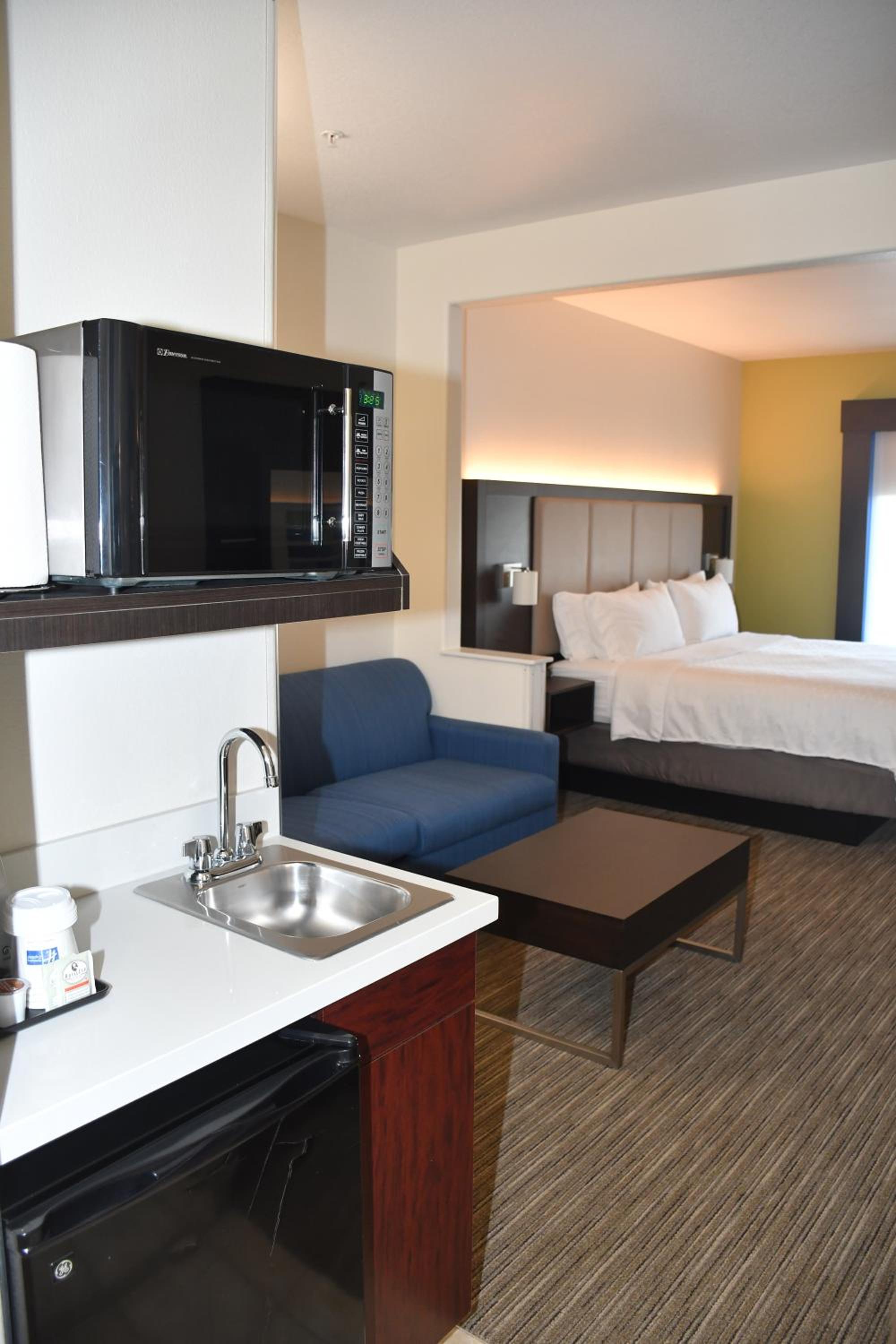 Queen Suite with Two Queen Beds - Photo 2